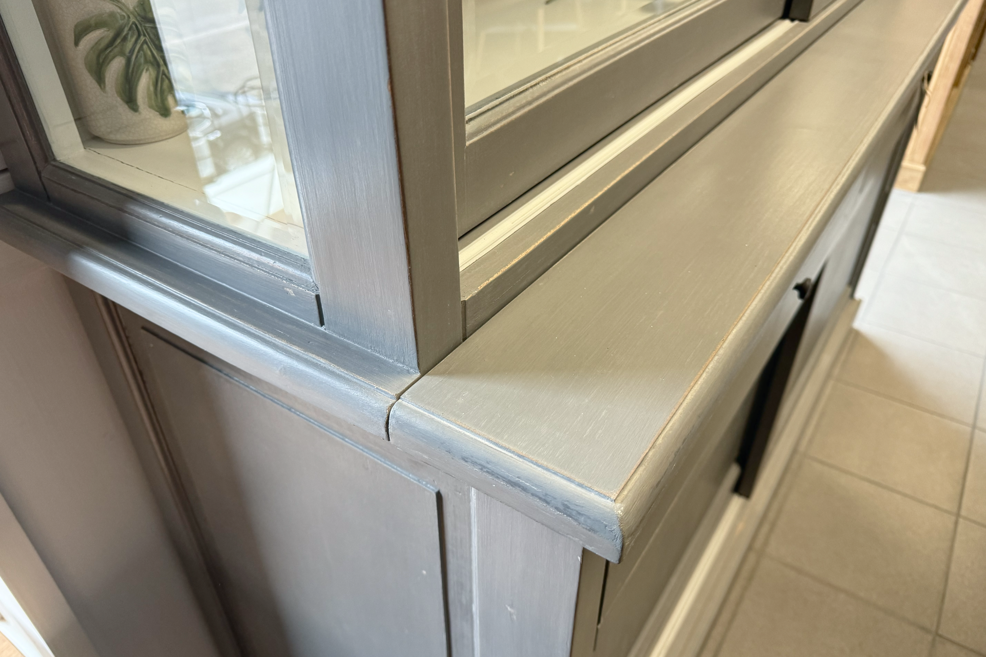 Luar 150-300WL GG | grijsgroene aparte vitrinekast antique finish Grijsgroene aparte vitrinekast antique finish, kast in klassiek, moderne uitstraling. Vitrinekasten - TEAK2.