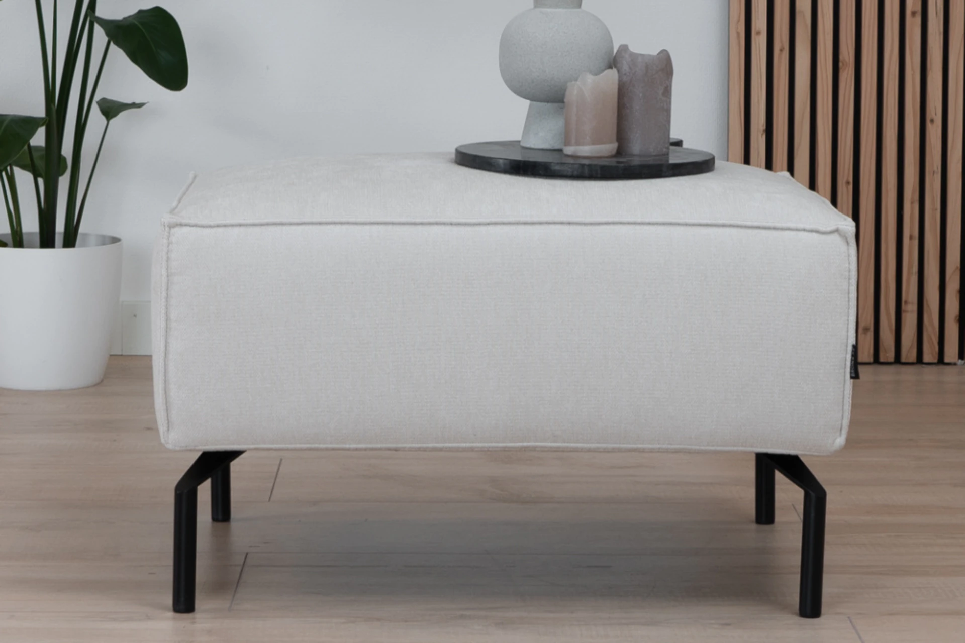 Luwes 1Z POL | moderner Sitzpuff aus recyceltem Polyester mit Metall Nachhaltiger, bequemer und moderner Sitzpuff aus recyceltem Polyester mit schwarzem Metallgestell. Designer-Hocker aus Mischgewebe – TEAK2.