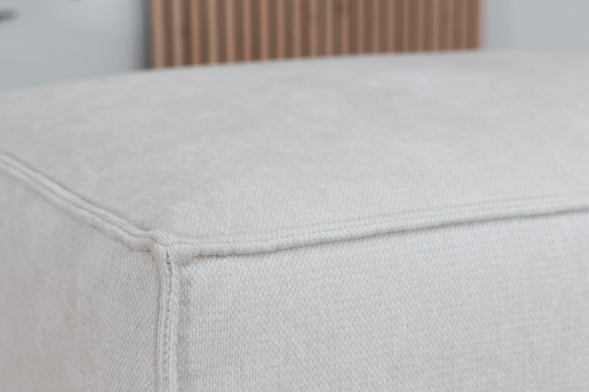 Luwes 1Z POL | moderner Sitzpuff aus recyceltem Polyester mit Metall Nachhaltiger, bequemer und moderner Sitzpuff aus recyceltem Polyester mit schwarzem Metallgestell. Designer-Hocker aus Mischgewebe – TEAK2.