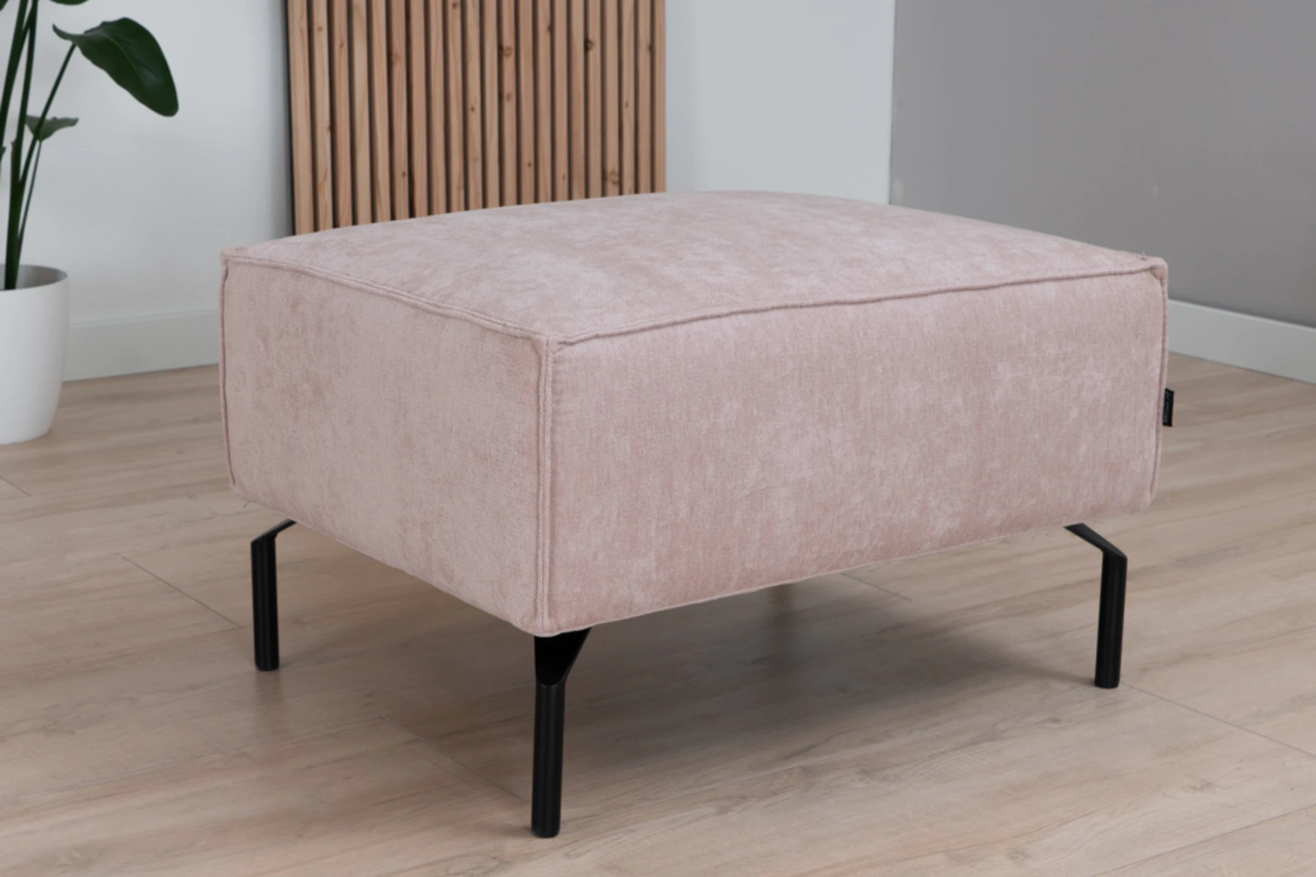 Luwes 1Z POL | moderner Sitzpuff aus recyceltem Polyester mit Metall Nachhaltiger, bequemer und moderner Sitzpuff aus recyceltem Polyester mit schwarzem Metallgestell. Designer-Hocker aus Mischgewebe – TEAK2.