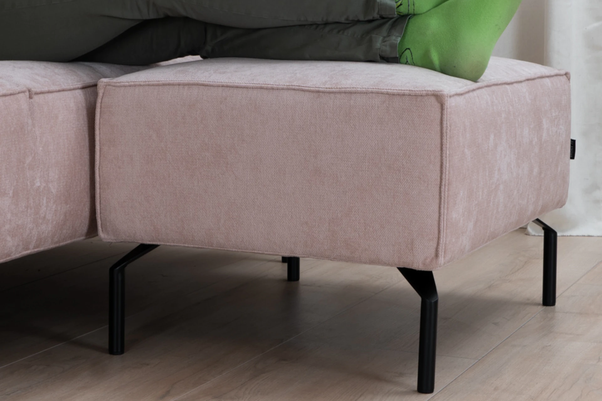 Luwes 1Z POL | moderner Sitzpuff aus recyceltem Polyester mit Metall Nachhaltiger, bequemer und moderner Sitzpuff aus recyceltem Polyester mit schwarzem Metallgestell. Designer-Hocker aus Mischgewebe – TEAK2.