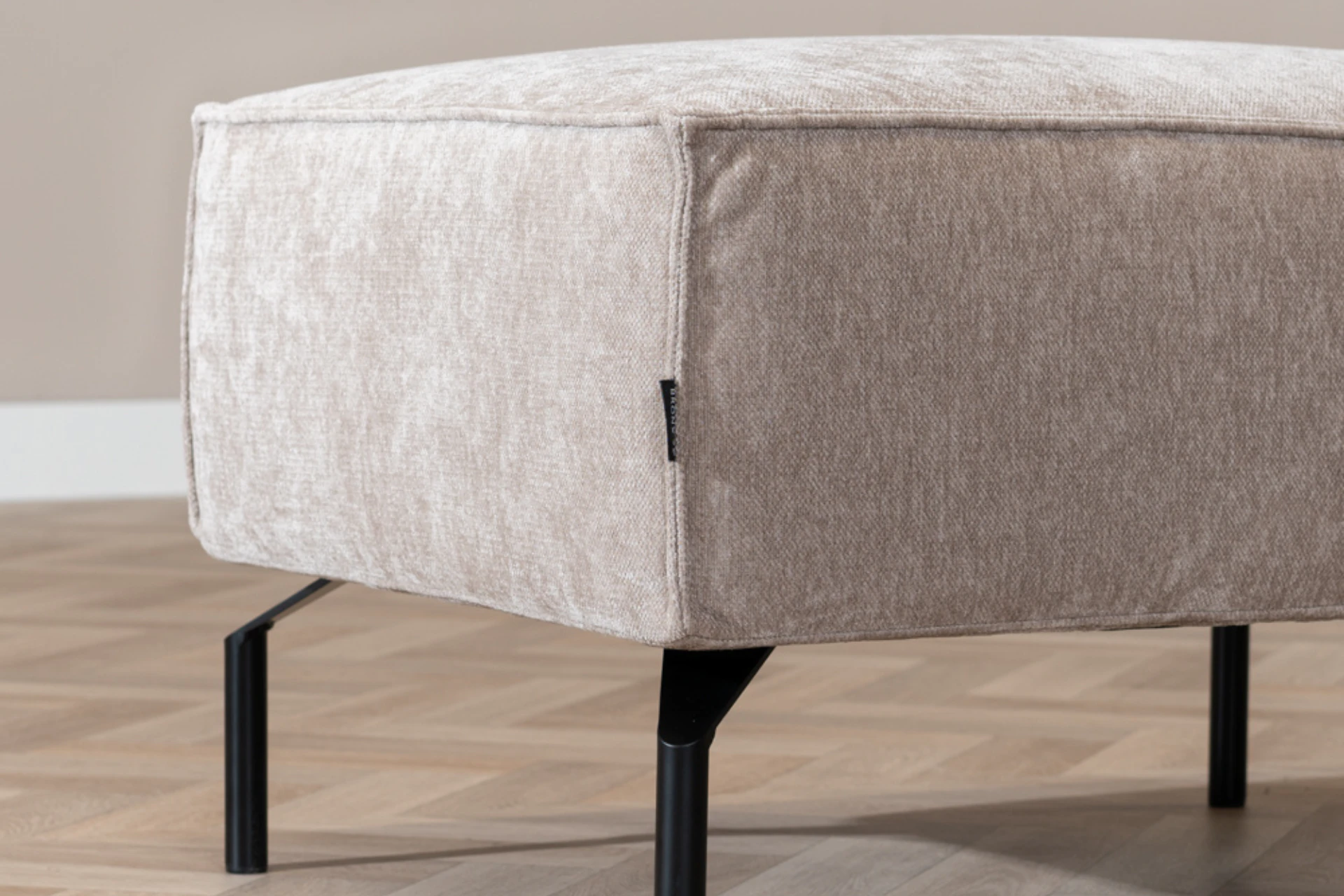 Luwes 1Z POL | moderner Sitzpuff aus recyceltem Polyester mit Metall Nachhaltiger, bequemer und moderner Sitzpuff aus recyceltem Polyester mit schwarzem Metallgestell. Designer-Hocker aus Mischgewebe – TEAK2.