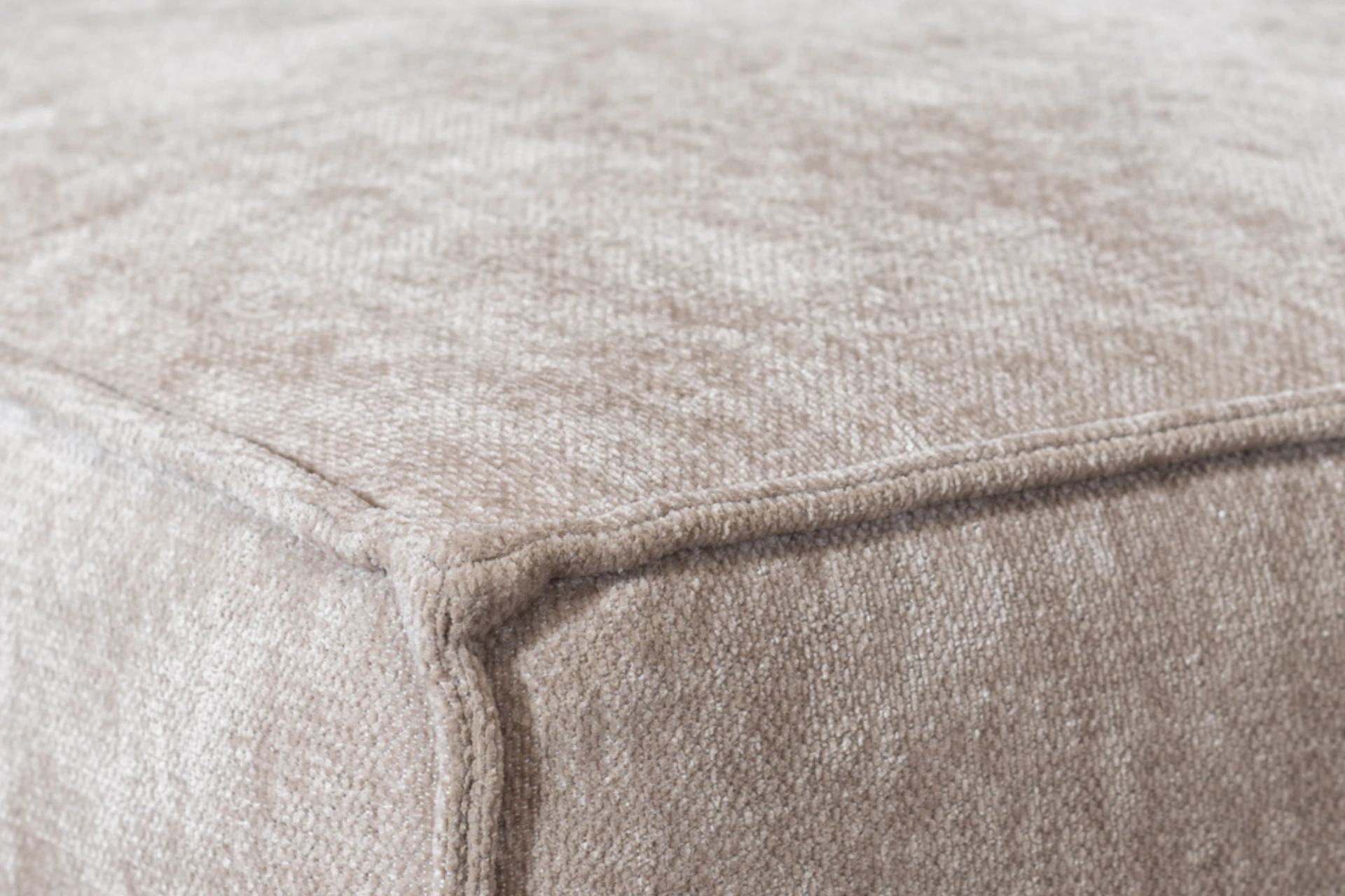 Luwes 1Z POL | moderner Sitzpuff aus recyceltem Polyester mit Metall Nachhaltiger, bequemer und moderner Sitzpuff aus recyceltem Polyester mit schwarzem Metallgestell. Designer-Hocker aus Mischgewebe – TEAK2.