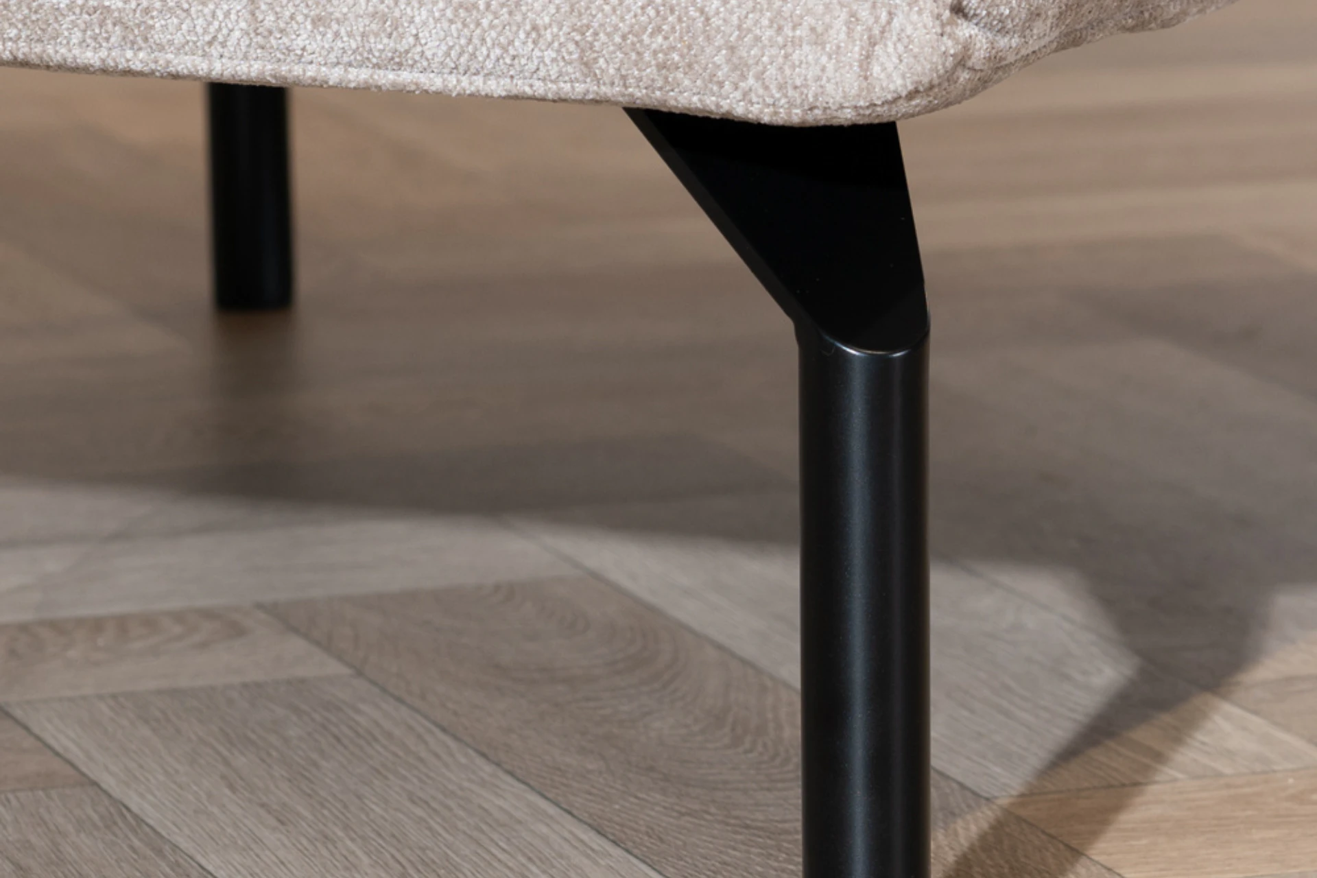 Luwes 1Z POL | moderner Sitzpuff aus recyceltem Polyester mit Metall Nachhaltiger, bequemer und moderner Sitzpuff aus recyceltem Polyester mit schwarzem Metallgestell. Designer-Hocker aus Mischgewebe – TEAK2.