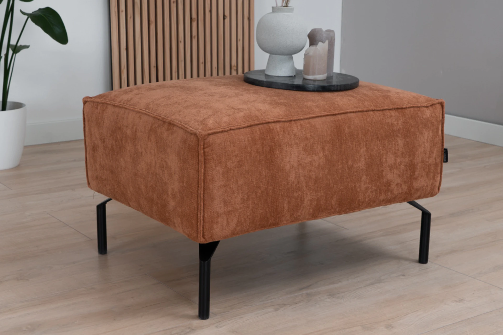 Luwes 1Z POL | moderner Sitzpuff aus recyceltem Polyester mit Metall Nachhaltiger, bequemer und moderner Sitzpuff aus recyceltem Polyester mit schwarzem Metallgestell. Designer-Hocker aus Mischgewebe – TEAK2.