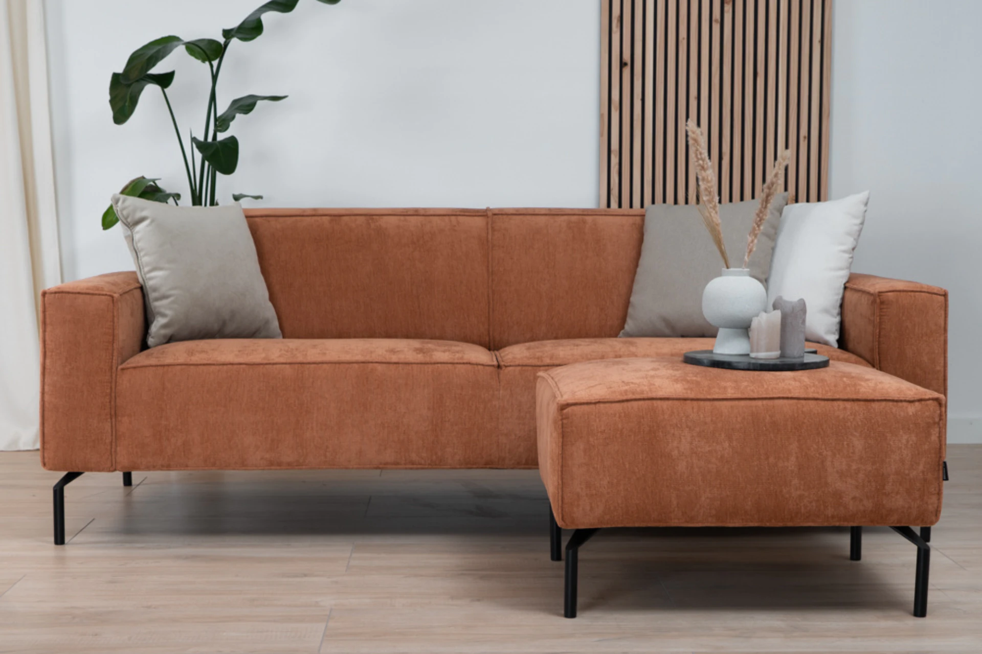 Luwes 1Z POL | moderner Sitzpuff aus recyceltem Polyester mit Metall Nachhaltiger, bequemer und moderner Sitzpuff aus recyceltem Polyester mit schwarzem Metallgestell. Designer-Hocker aus Mischgewebe – TEAK2.