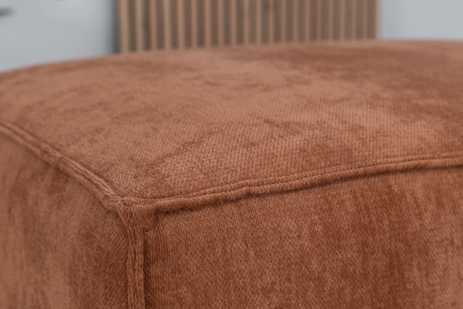 Luwes 1Z POL | moderner Sitzpuff aus recyceltem Polyester mit Metall Nachhaltiger, bequemer und moderner Sitzpuff aus recyceltem Polyester mit schwarzem Metallgestell. Designer-Hocker aus Mischgewebe – TEAK2.