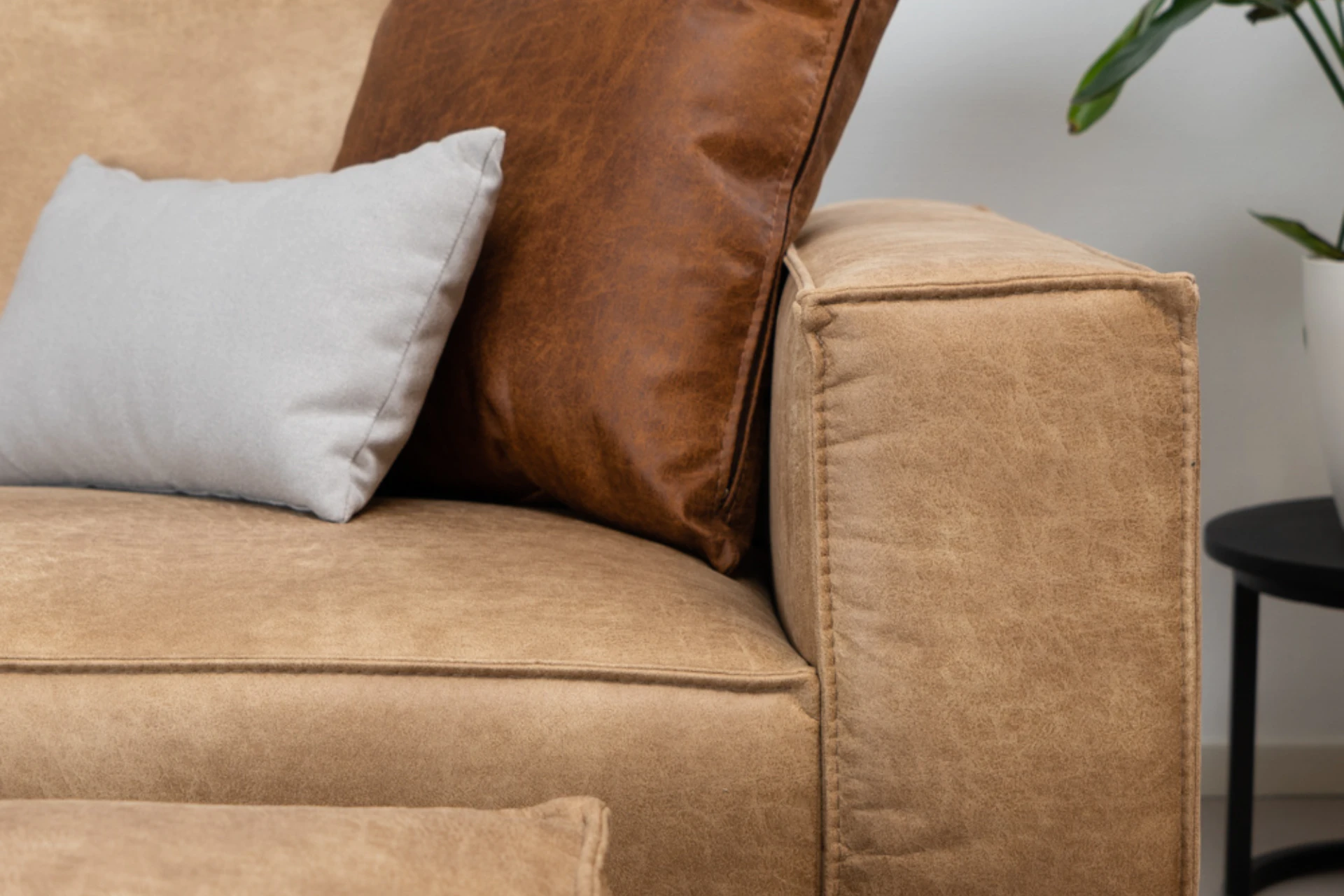 Luwes 3Z ECO-Leder | Modernes Sofa aus ECO-Leder mit Metall Strapazierfähiges, bequemes und modernes Sofa aus Öko-Leder mit schwarzem Metallgestell. Luxuriöses 3-Sitzer-Ledersofa, Ledersofa – TEAK2.