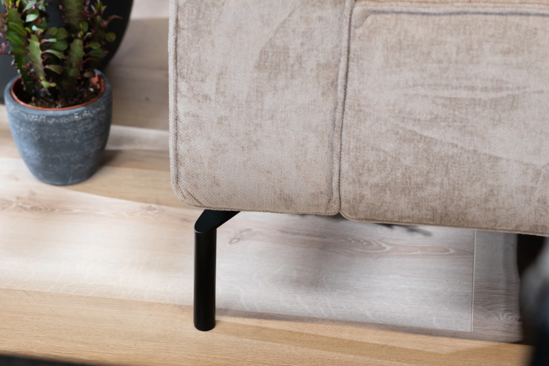 Luwes 5Z POL | modern corner sofa in recycled polyester Sustainable, comfortable and modern corner sofa in recycled polyester with a metal base. Designer corner sofa, sofa or lounge chair - TEAK2.