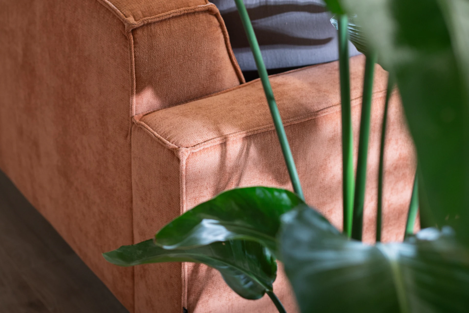 Luwes 5Z POL | modern corner sofa in recycled polyester Sustainable, comfortable and modern corner sofa in recycled polyester with a metal base. Designer corner sofa, sofa or lounge chair - TEAK2.