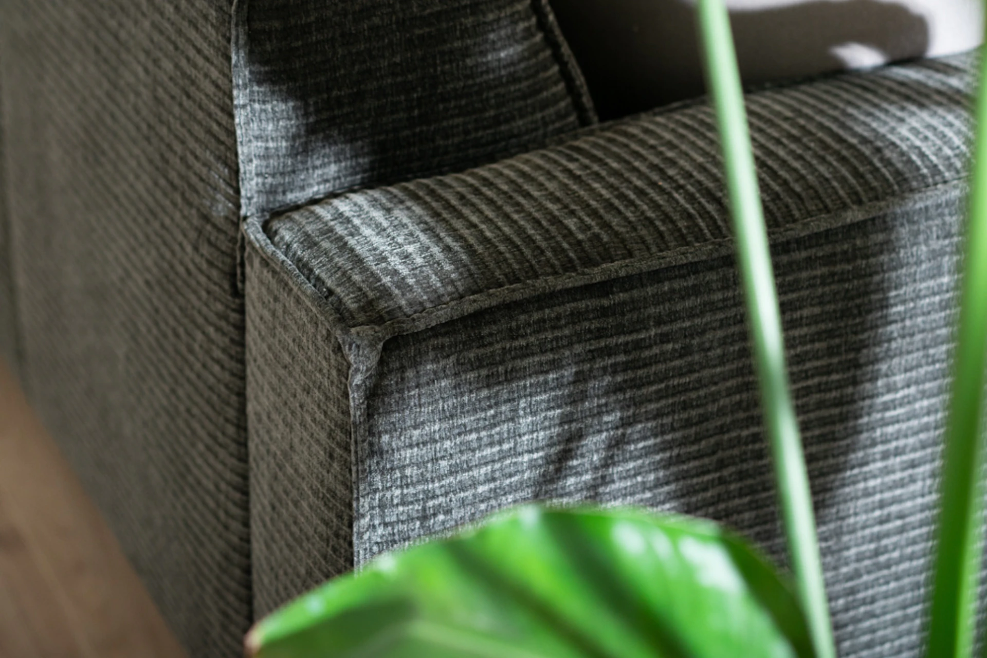 Luwes 5Z RIB | modern sofa in ribbed fabric with metal Durable, comfortable and modern sofa in corduroy with a black metal base. Corduroy sofa made of recycled polyester, 3-seater sofa - TEAK2.