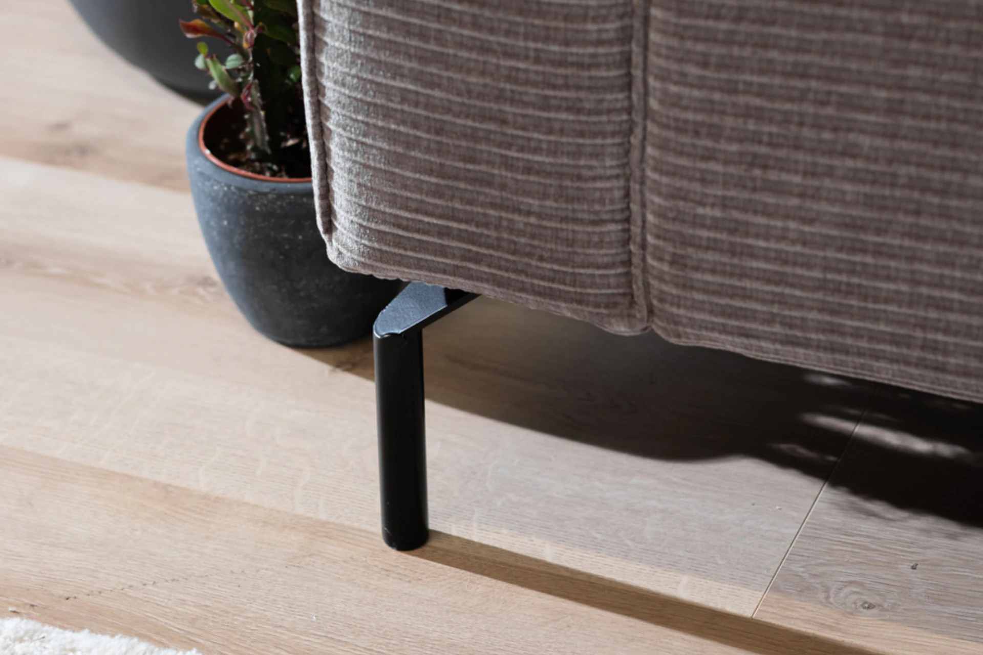 Luwes 5Z RIB | modern sofa in ribbed fabric with metal Durable, comfortable and modern sofa in corduroy with a black metal base. Corduroy sofa made of recycled polyester, 3-seater sofa - TEAK2.