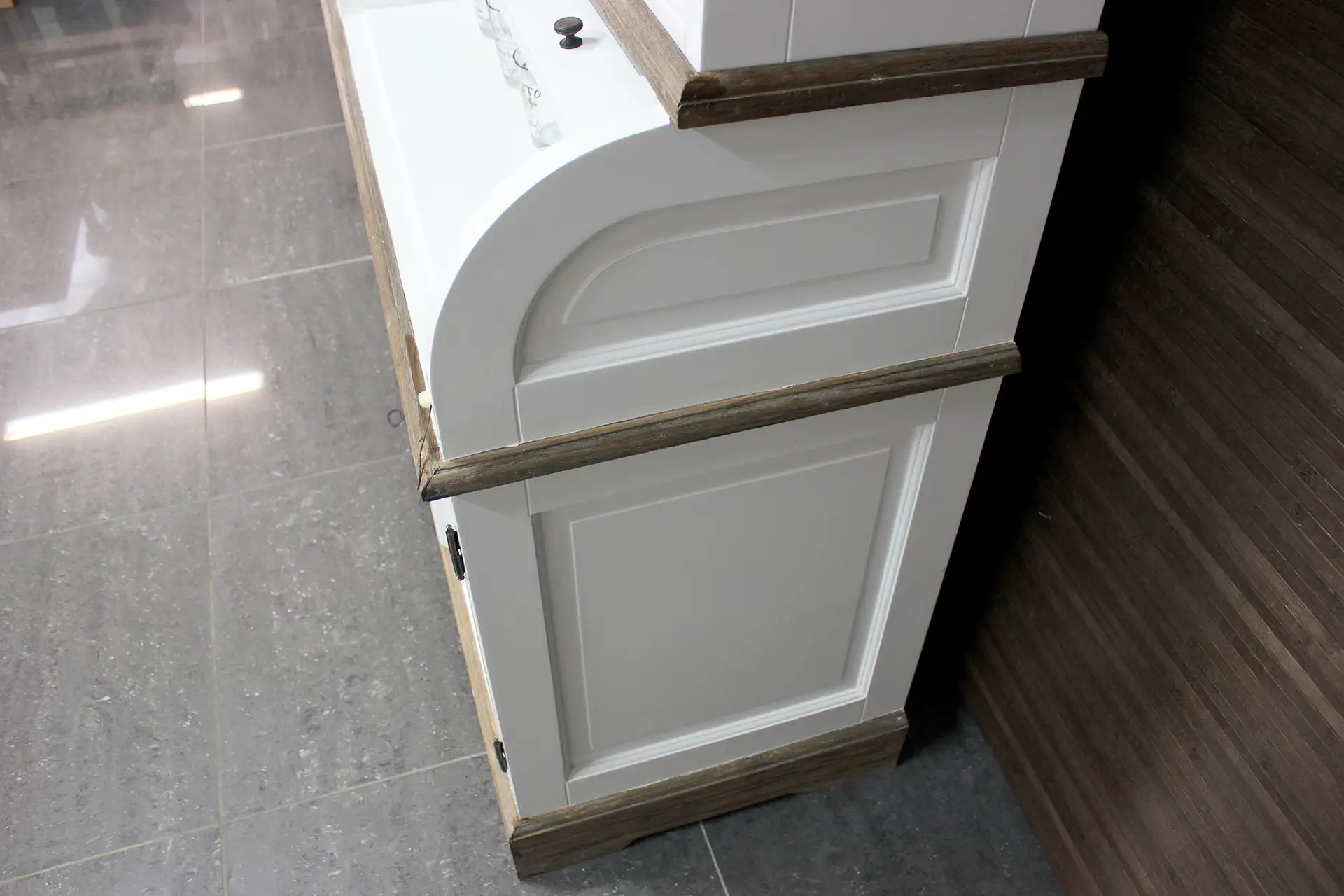 Makan 110-300L SW Teak | weißer Buffetschrank im rustikalen Stil mit Teakholz Weißer Buffetschrank im Landhausstil mit Teakholz und authentischer runder oder konischer Schublade. Buffetschränke rustikal weiß und braun Teak - TEAK2.