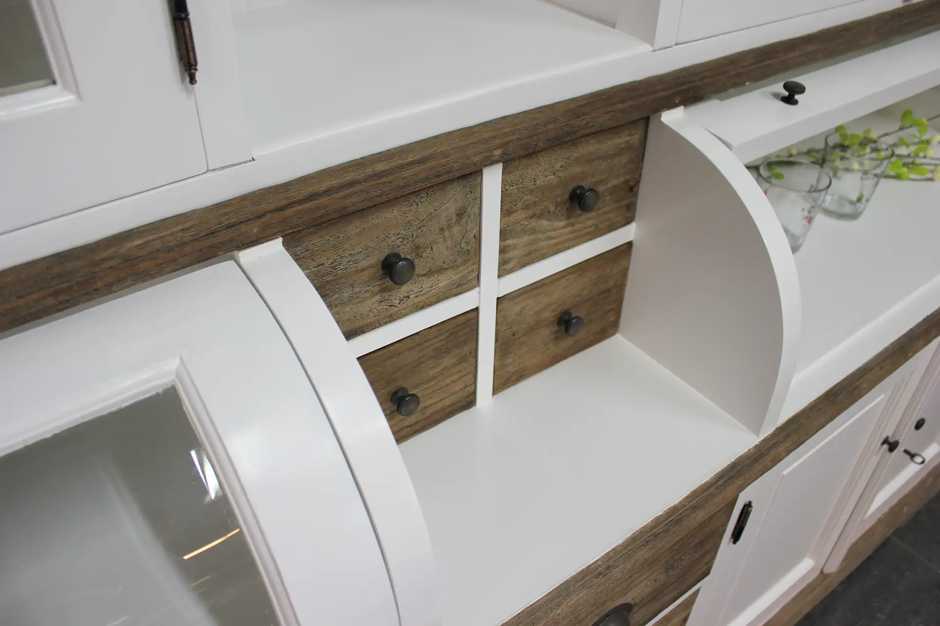 Makan 110-300L SW Teak | weißer Buffetschrank im rustikalen Stil mit Teakholz Weißer Buffetschrank im Landhausstil mit Teakholz und authentischer runder oder konischer Schublade. Buffetschränke rustikal weiß und braun Teak - TEAK2.