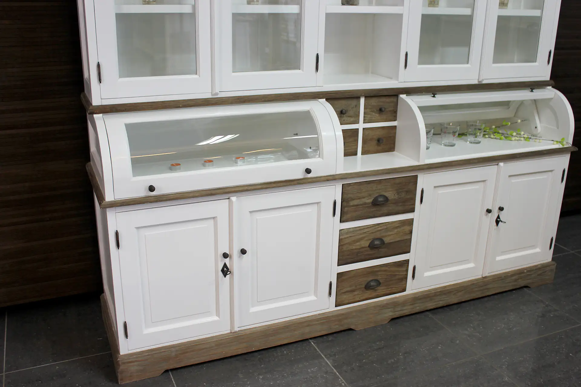 Makan 110-300L SW Teak | weißer Buffetschrank im rustikalen Stil mit Teakholz Weißer Buffetschrank im Landhausstil mit Teakholz und authentischer runder oder konischer Schublade. Buffetschränke rustikal weiß und braun Teak - TEAK2.