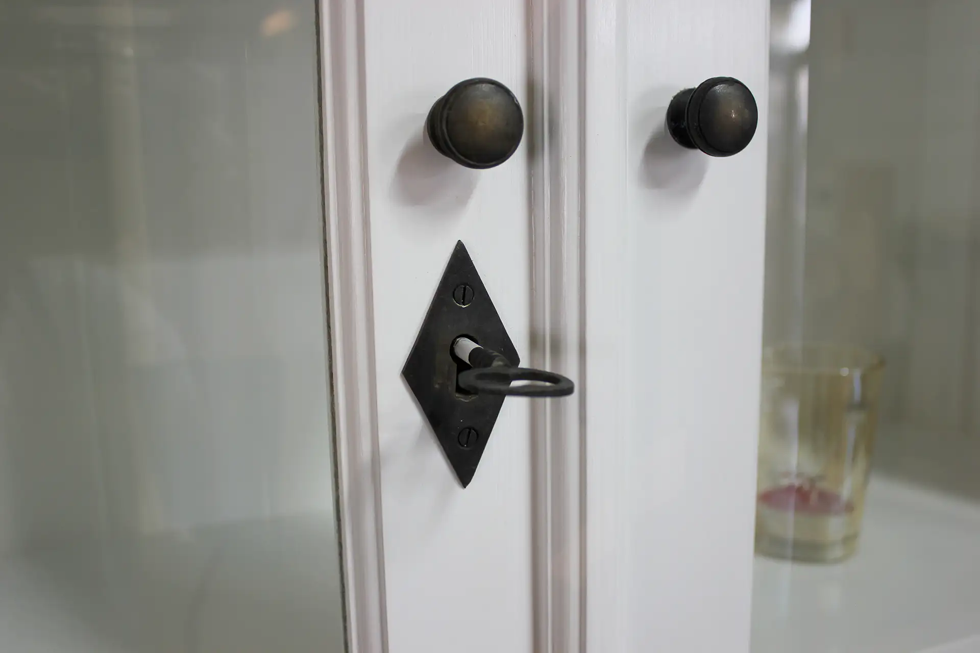 Makan 110-300L SW Teak | weißer Buffetschrank im rustikalen Stil mit Teakholz Weißer Buffetschrank im Landhausstil mit Teakholz und authentischer runder oder konischer Schublade. Buffetschränke rustikal weiß und braun Teak - TEAK2.