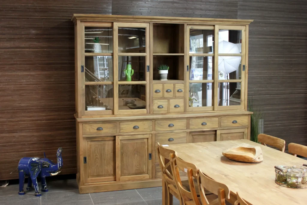Het grootste assortiment moderne en landelijke kasten in teak, wit of RAL kleur vindt u bij TEAK2.