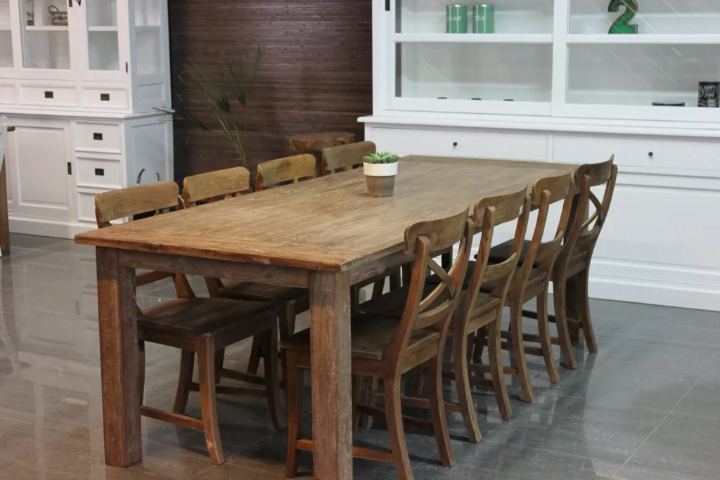 Het grootste assortiment moderne en landelijke eettafels of salontafels in teak, wit of RAL kleur vindt u bij TEAK2.