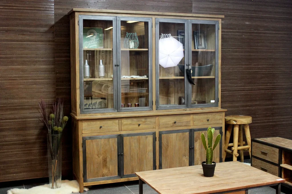 Het grootste assortiment moderne en landelijke kasten in teak, wit of RAL kleur vindt u bij TEAK2.