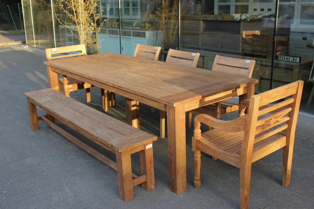 Het grootste assortiment moderne en landelijke tuintafels in teak vindt u bij TEAK2.