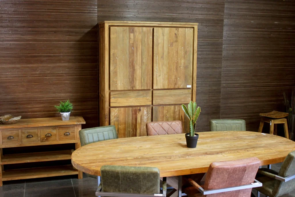 Het grootste assortiment moderne en landelijke kasten in teak, wit of RAL kleur vindt u bij TEAK2.