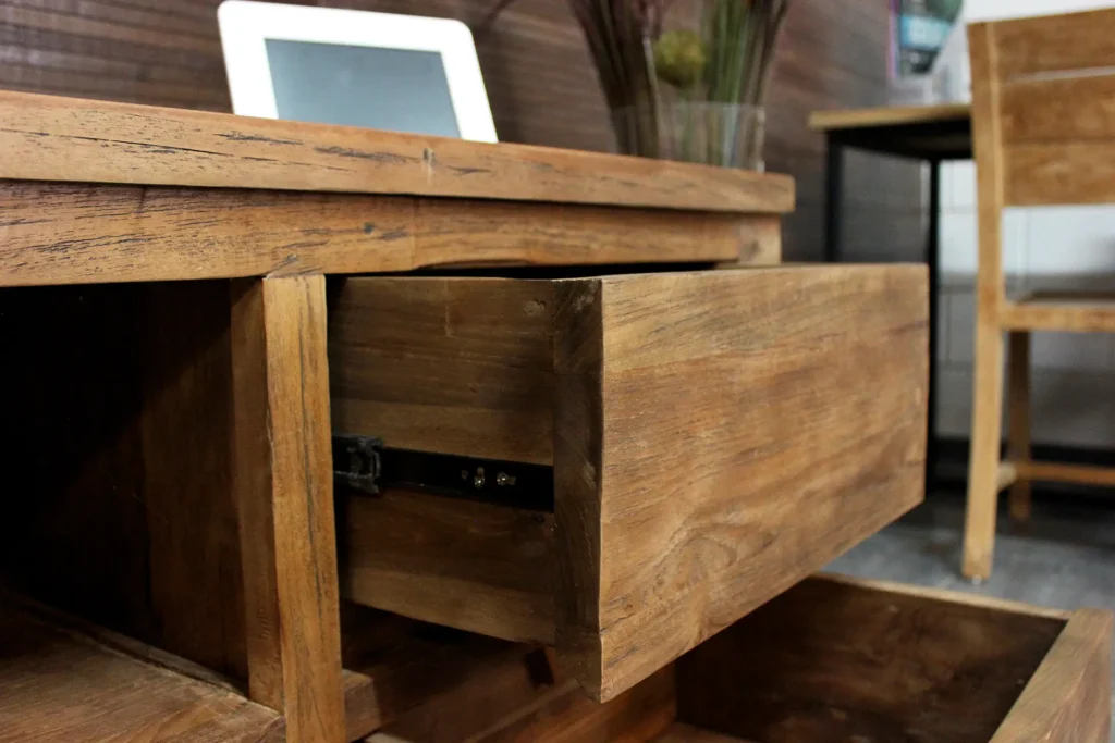 Het grootste assortiment moderne en landelijke dressoirs in teak, wit of RAL kleur vindt u bij TEAK2.