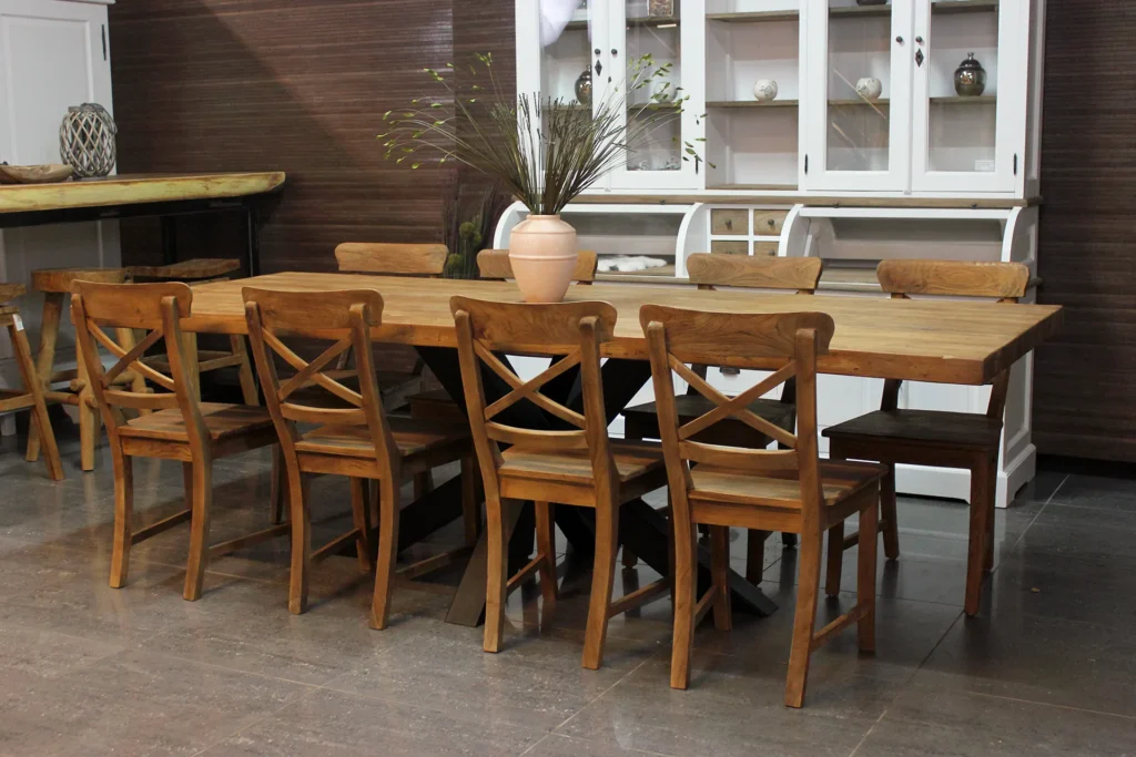 Het grootste assortiment moderne en landelijke eettafels of salontafels in teak, wit of RAL kleur vindt u bij TEAK2.