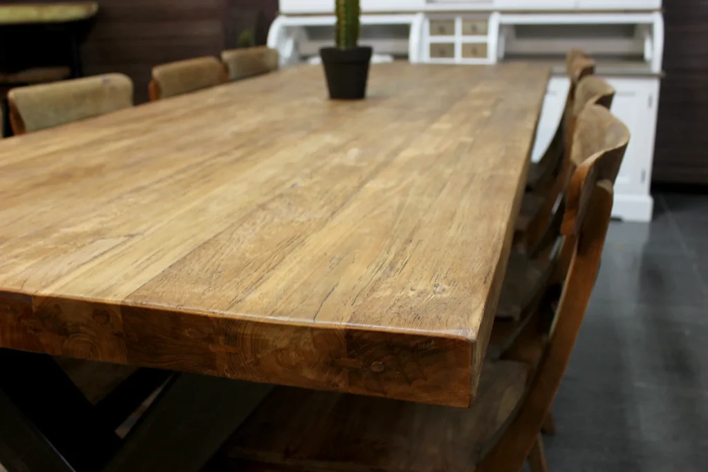 Het grootste assortiment moderne en landelijke eettafels of salontafels in teak, wit of RAL kleur vindt u bij TEAK2.