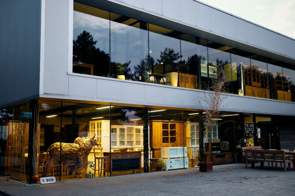 Meubelwinkel teak & witte meubelen in moderne & landelijke stijl. Kwaliteit & vakmanschap uit Indonesië. Webshop + showroom België, Pelt. Linker aanzicht pand op Lodewijk de Raetlaan 3.