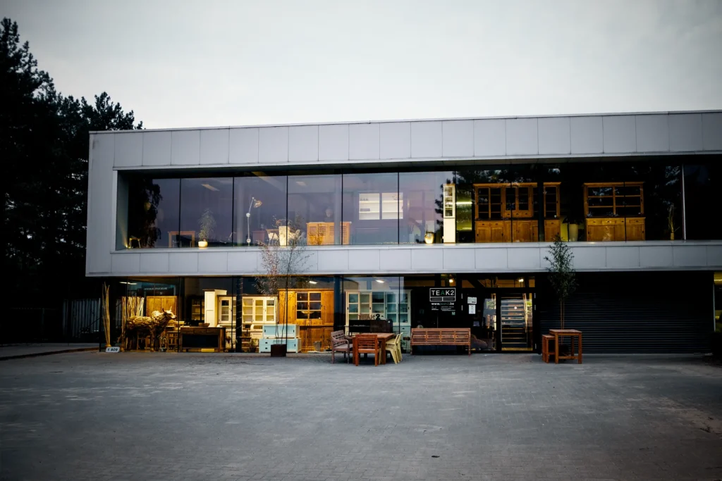 Meubelwinkel Pelt: teak & witte meubelen in moderne & landelijke stijl. Kwaliteit & vakmanschap uit Indonesië. Webshop + showroom België, Lodewijk de Raetlaan 3 te Pelt in de buurt van Hasselt, Lommel of Eindhoven.