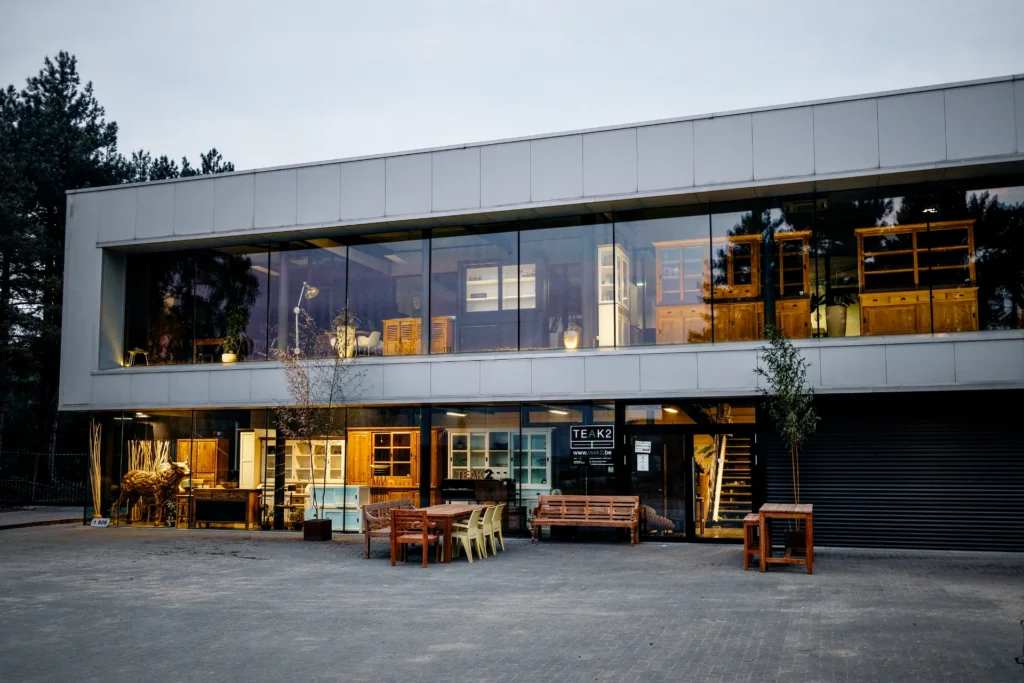 Meubelwinkel teak & witte meubelen in moderne & landelijke stijl. Kwaliteit & vakmanschap uit Indonesië. Webshop + showroom België, Pelt. Rechter aanzicht pand op Lodewijk de Raetlaan 3.