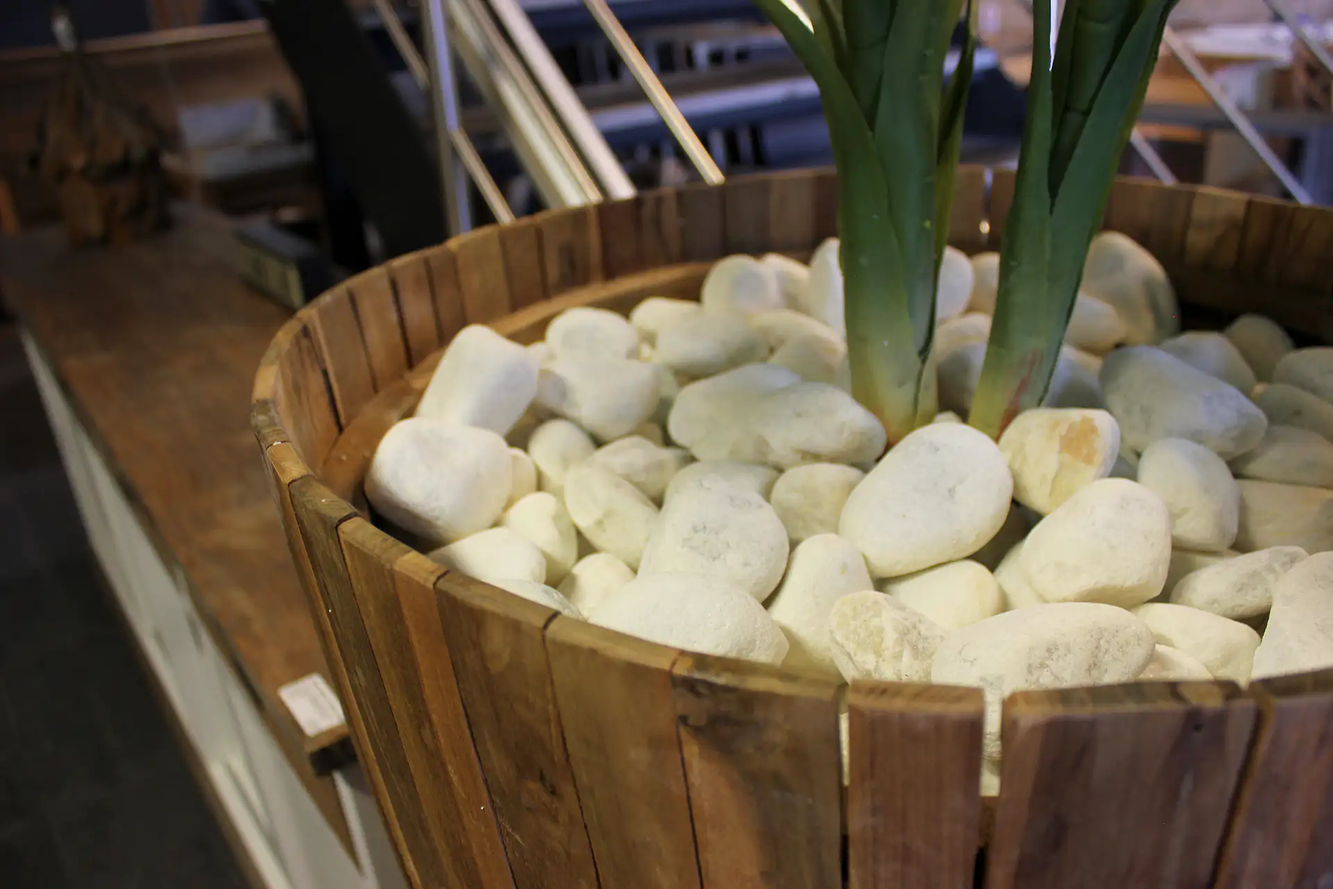 Pabrik Peti | einzigartiger, großer Pflanzkübel aus Teakholz – TEAK2 Ungewöhnlicher, großer Pflanzkübel aus unbehandeltem Teakholz. Großer Pflanzkübel aus Teakholz, Design & Blickfang – TEAK2.