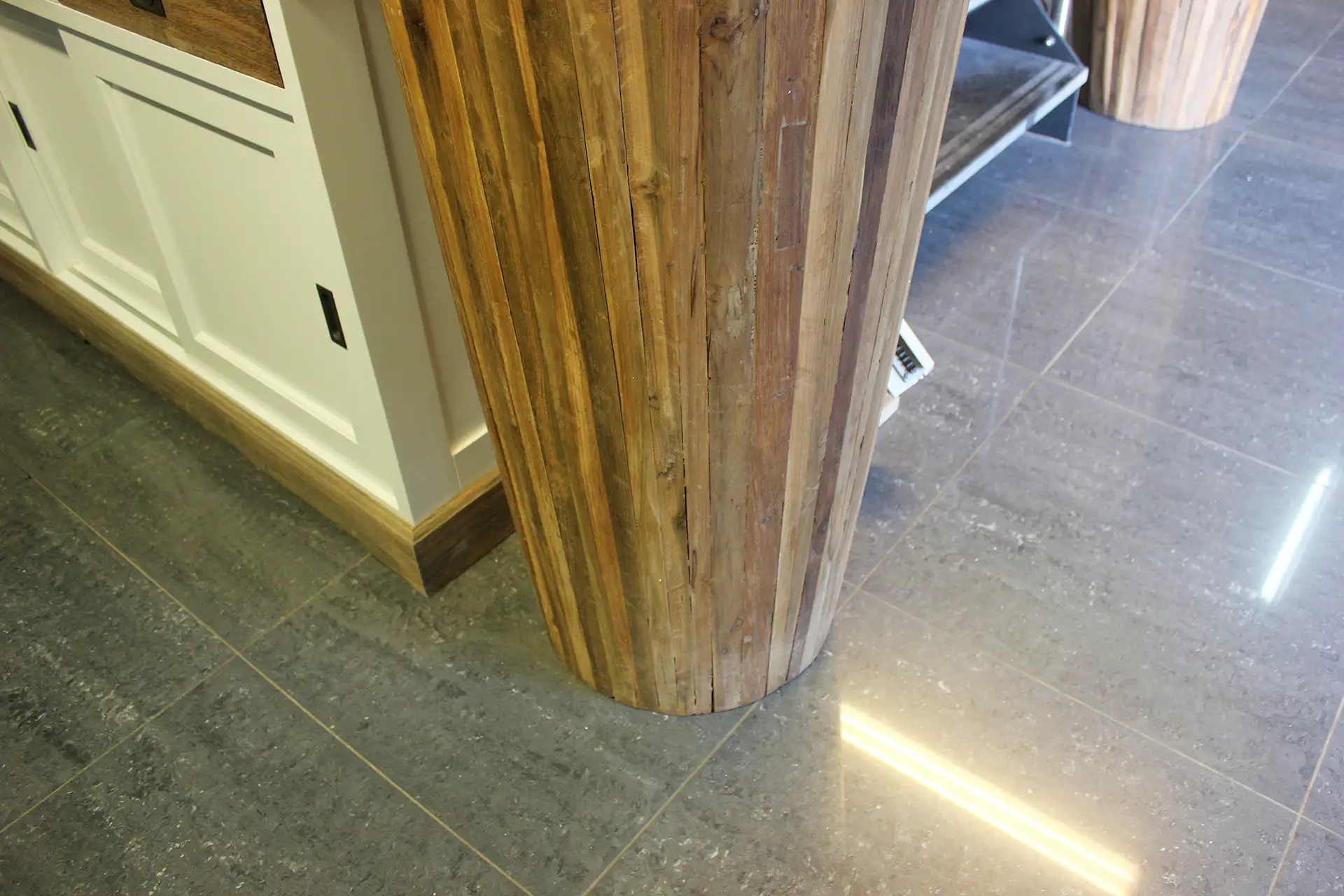 Pabrik Peti | einzigartiger, großer Pflanzkübel aus Teakholz – TEAK2 Ungewöhnlicher, großer Pflanzkübel aus unbehandeltem Teakholz. Großer Pflanzkübel aus Teakholz, Design & Blickfang – TEAK2.