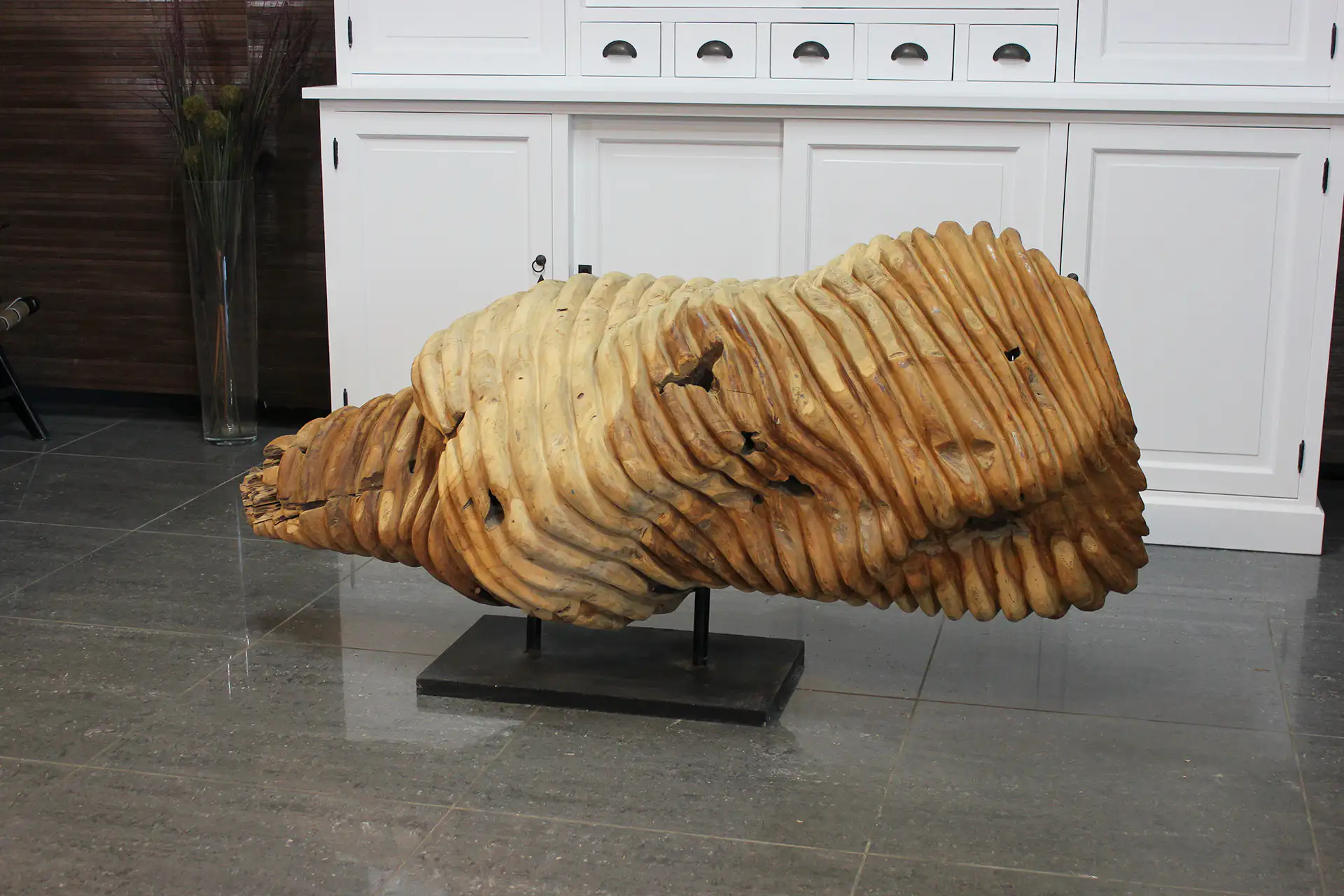 Patung Kerang 170 | einzigartige Teakholzskulptur, aus einer Muschel geschnitzt Einzigartige Teakholz-Skulptur in Form einer Muschel, vollständig massiv und ausgehöhlt. Exklusive Holzskulptur aus Teak-Maserholz – TEAK2.