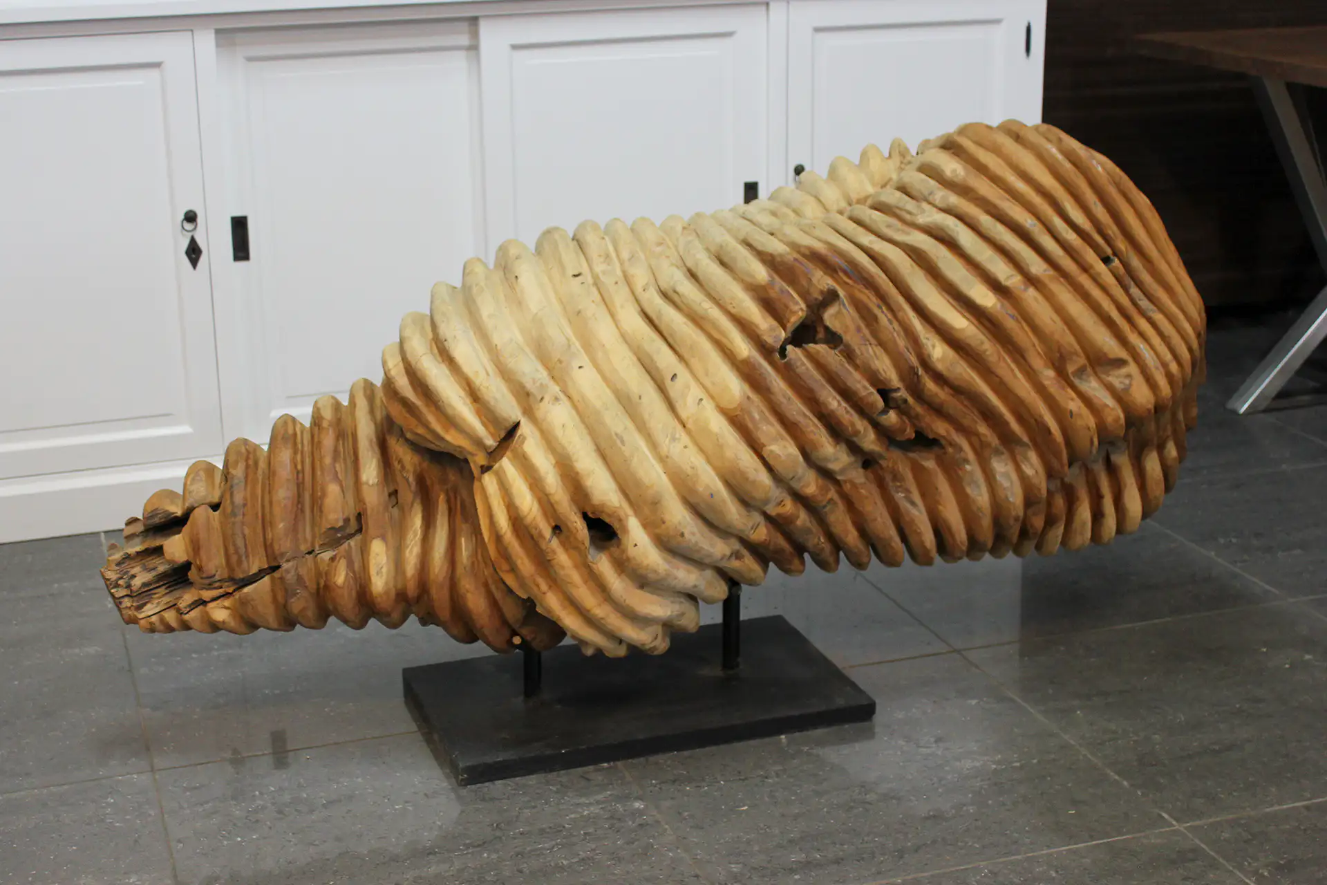 Patung Kerang 170 | einzigartige Teakholzskulptur, aus einer Muschel geschnitzt Einzigartige Teakholz-Skulptur in Form einer Muschel, vollständig massiv und ausgehöhlt. Exklusive Holzskulptur aus Teak-Maserholz – TEAK2.