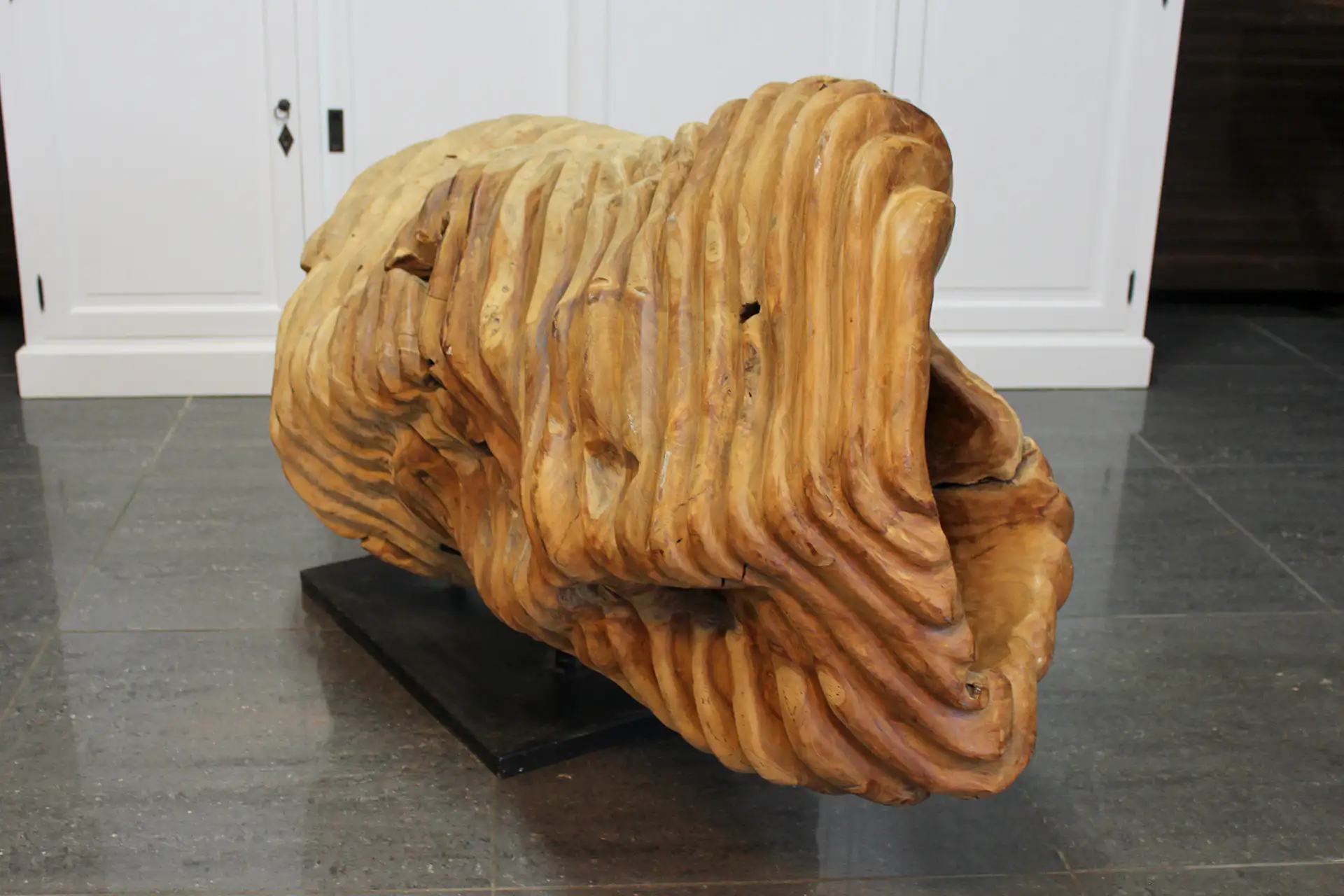 Patung Kerang 170 | einzigartige Teakholzskulptur, aus einer Muschel geschnitzt Einzigartige Teakholz-Skulptur in Form einer Muschel, vollständig massiv und ausgehöhlt. Exklusive Holzskulptur aus Teak-Maserholz – TEAK2.