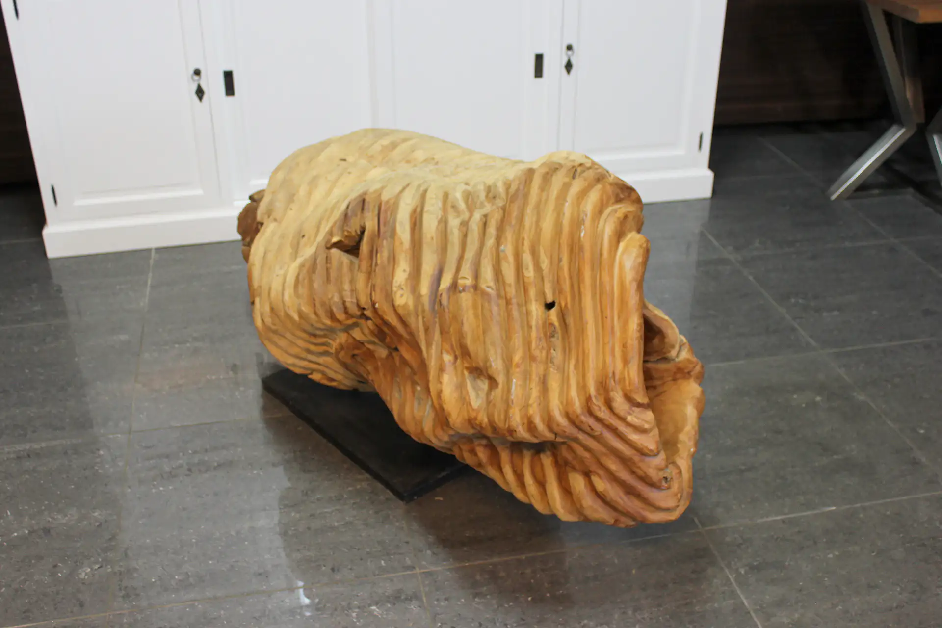 Patung Kerang 170 | einzigartige Teakholzskulptur, aus einer Muschel geschnitzt Einzigartige Teakholz-Skulptur in Form einer Muschel, vollständig massiv und ausgehöhlt. Exklusive Holzskulptur aus Teak-Maserholz – TEAK2.