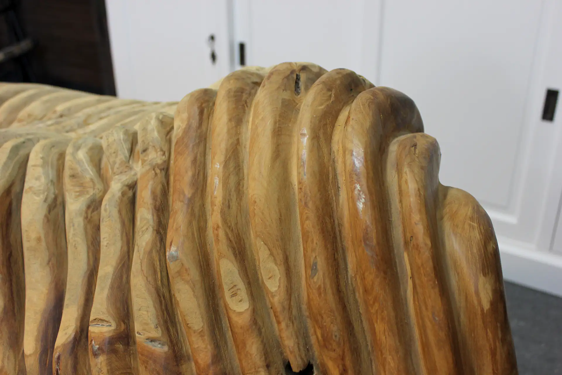 Patung Kerang 170 | einzigartige Teakholzskulptur, aus einer Muschel geschnitzt Einzigartige Teakholz-Skulptur in Form einer Muschel, vollständig massiv und ausgehöhlt. Exklusive Holzskulptur aus Teak-Maserholz – TEAK2.