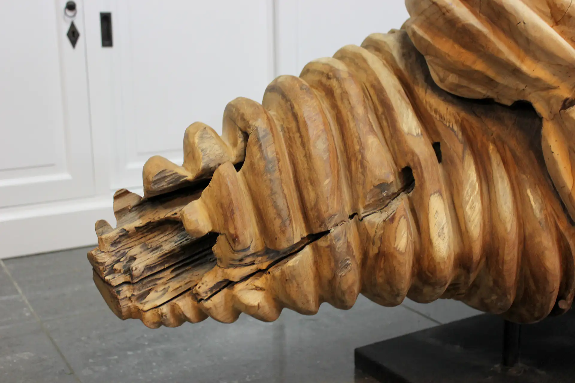 Patung Kerang 170 | einzigartige Teakholzskulptur, aus einer Muschel geschnitzt Einzigartige Teakholz-Skulptur in Form einer Muschel, vollständig massiv und ausgehöhlt. Exklusive Holzskulptur aus Teak-Maserholz – TEAK2.