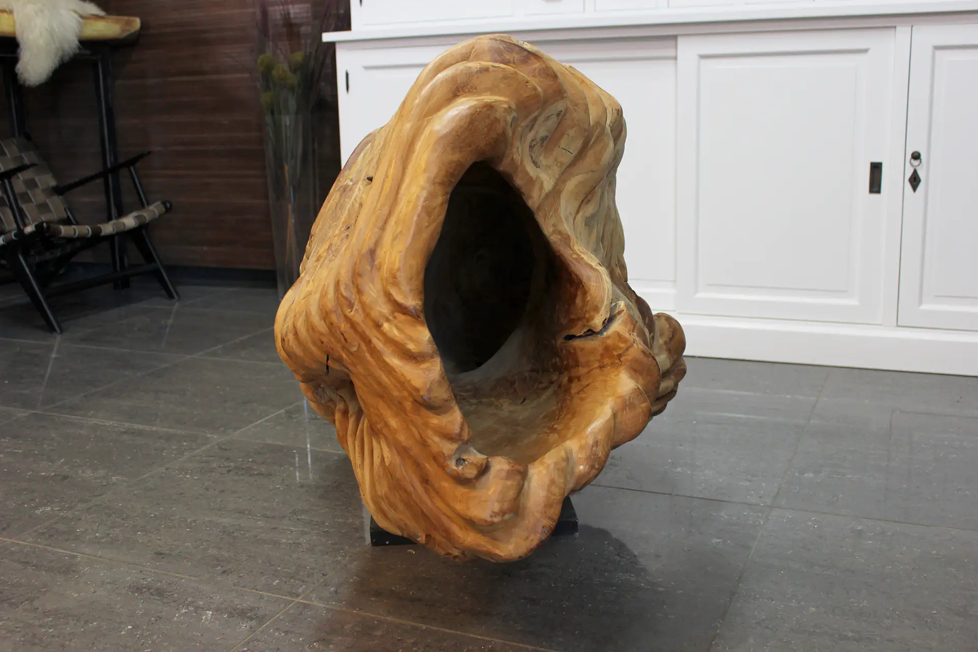 Patung Kerang 170 | einzigartige Teakholzskulptur, aus einer Muschel geschnitzt Einzigartige Teakholz-Skulptur in Form einer Muschel, vollständig massiv und ausgehöhlt. Exklusive Holzskulptur aus Teak-Maserholz – TEAK2.