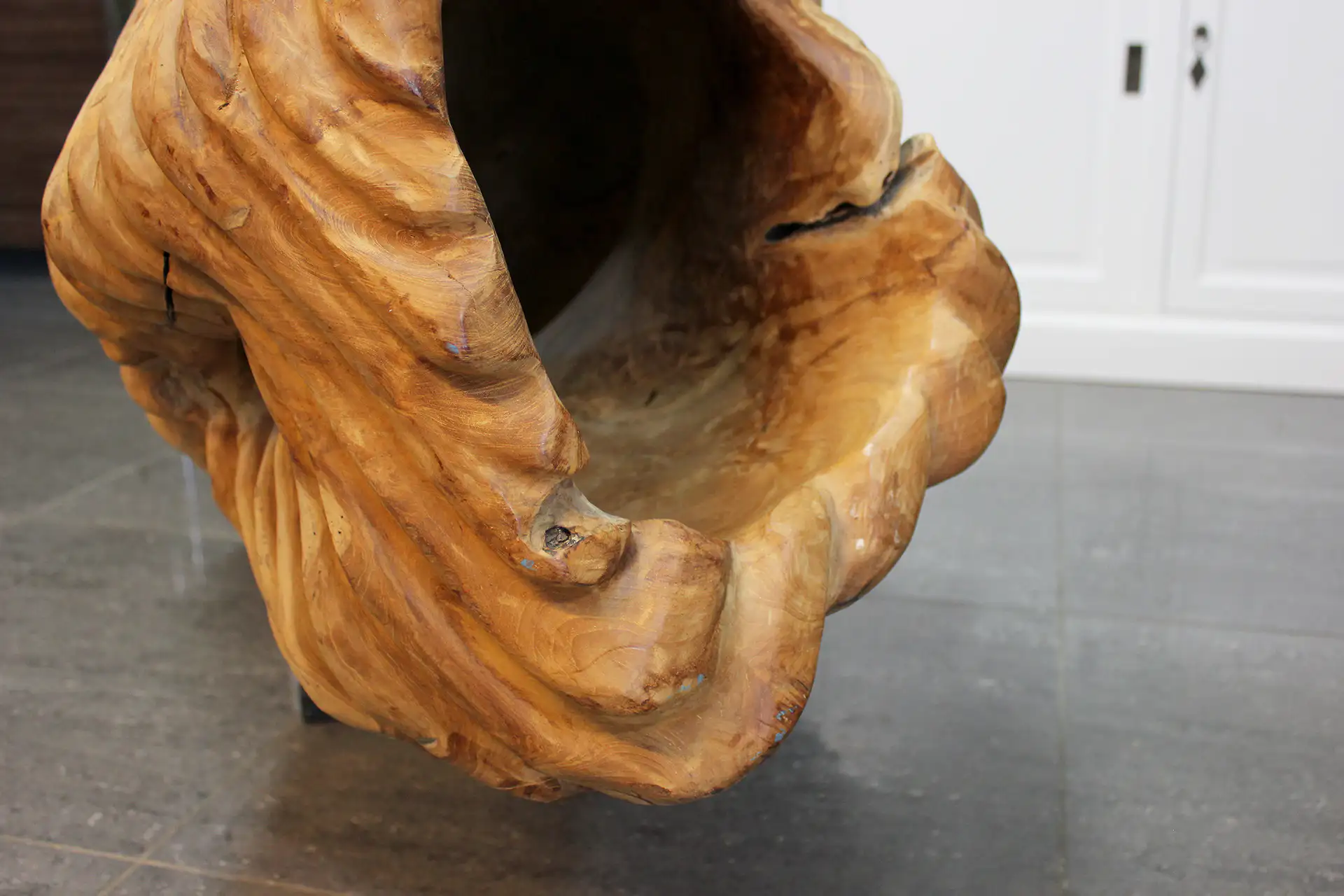 Patung Kerang 170 | einzigartige Teakholzskulptur, aus einer Muschel geschnitzt Einzigartige Teakholz-Skulptur in Form einer Muschel, vollständig massiv und ausgehöhlt. Exklusive Holzskulptur aus Teak-Maserholz – TEAK2.