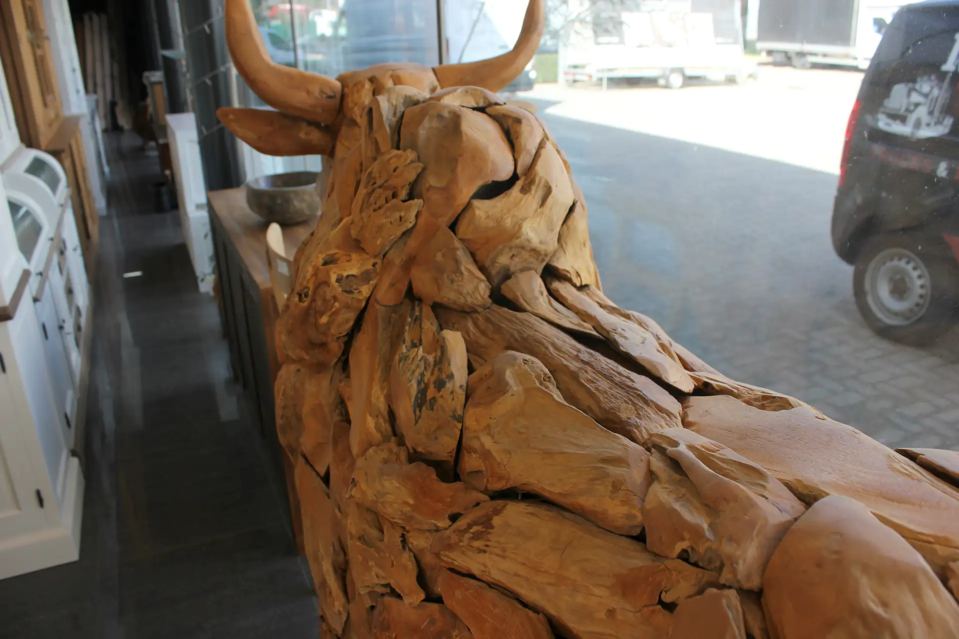 Sapi Jantan 220 | unique teak statue of a bull with teak legs Unique teak statue of a bull with teak legs. Exclusive teak bull, large size and completely sturdy - TEAK2.