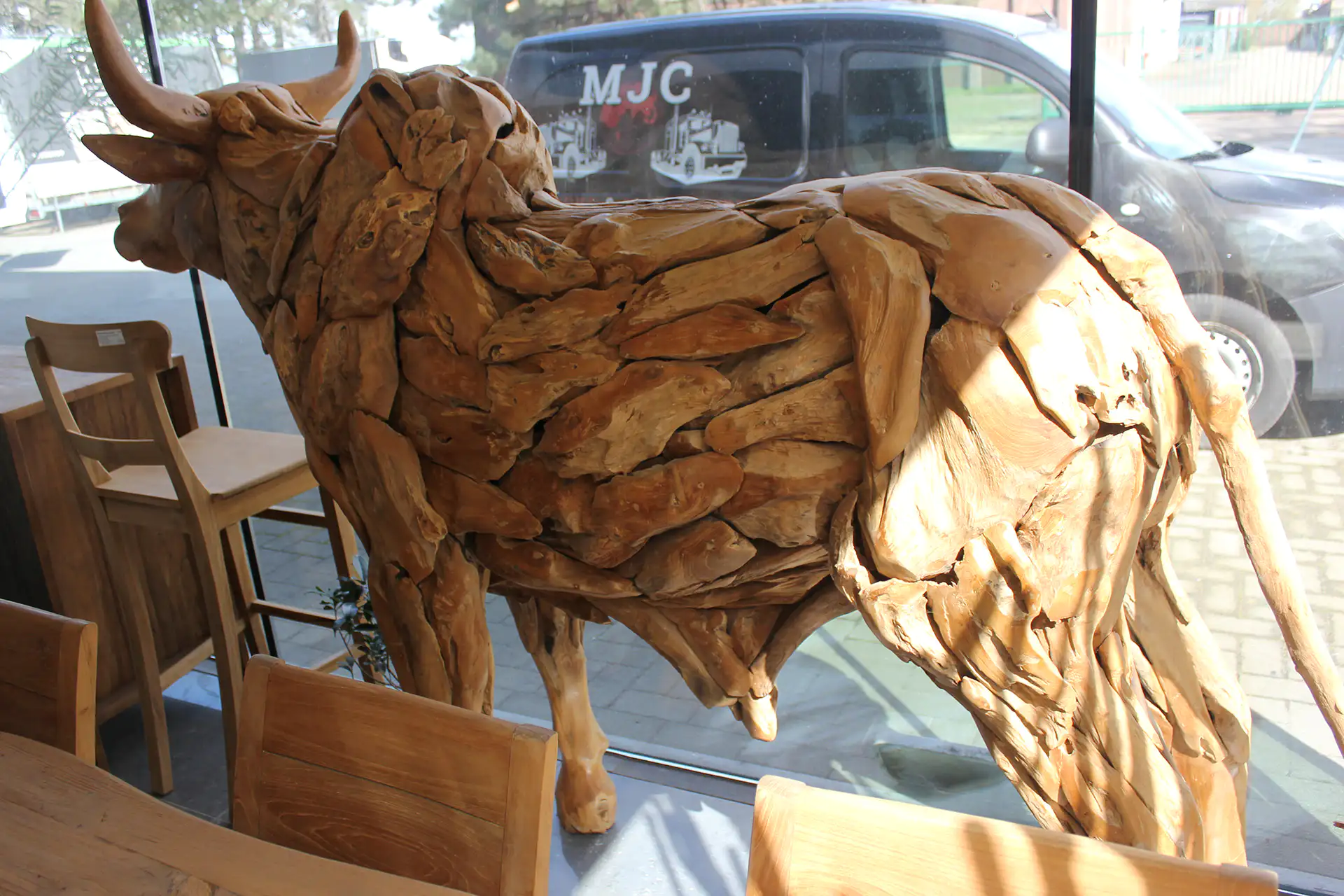 Sapi Jantan 220 | unique teak statue of a bull with teak legs Unique teak statue of a bull with teak legs. Exclusive teak bull, large size and completely sturdy - TEAK2.