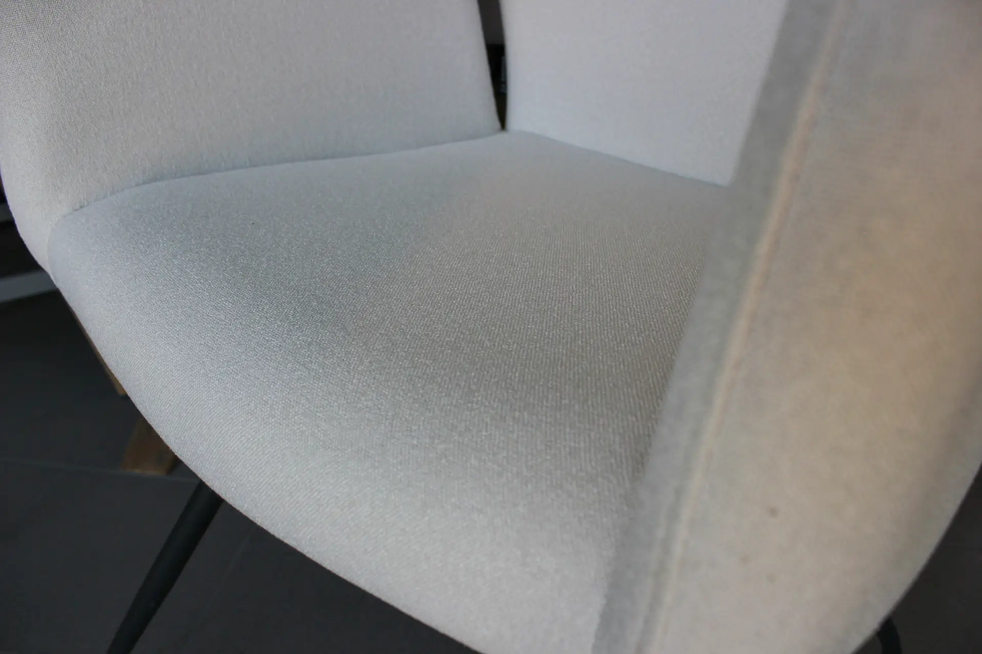 Scandic Arm POL | comfortable chair, Scandinavian look Luxurious and comfortable chair with a modern Scandinavian look. Sturdy dining chair and durable armchair made of recycled polyester - TEAK2.