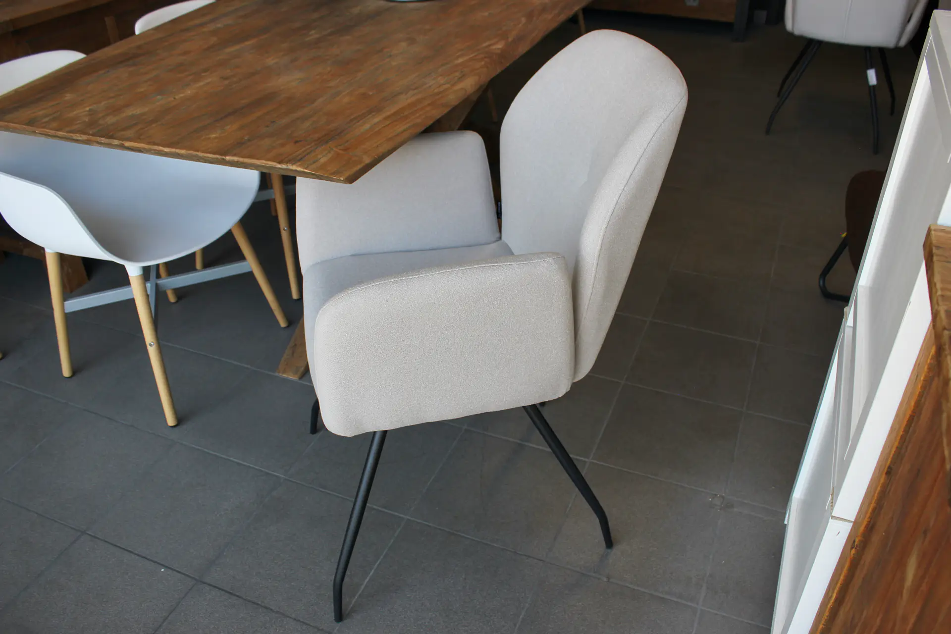 Scandic Arm POL | comfortable chair, Scandinavian look Luxurious and comfortable chair with a modern Scandinavian look. Sturdy dining chair and durable armchair made of recycled polyester - TEAK2.