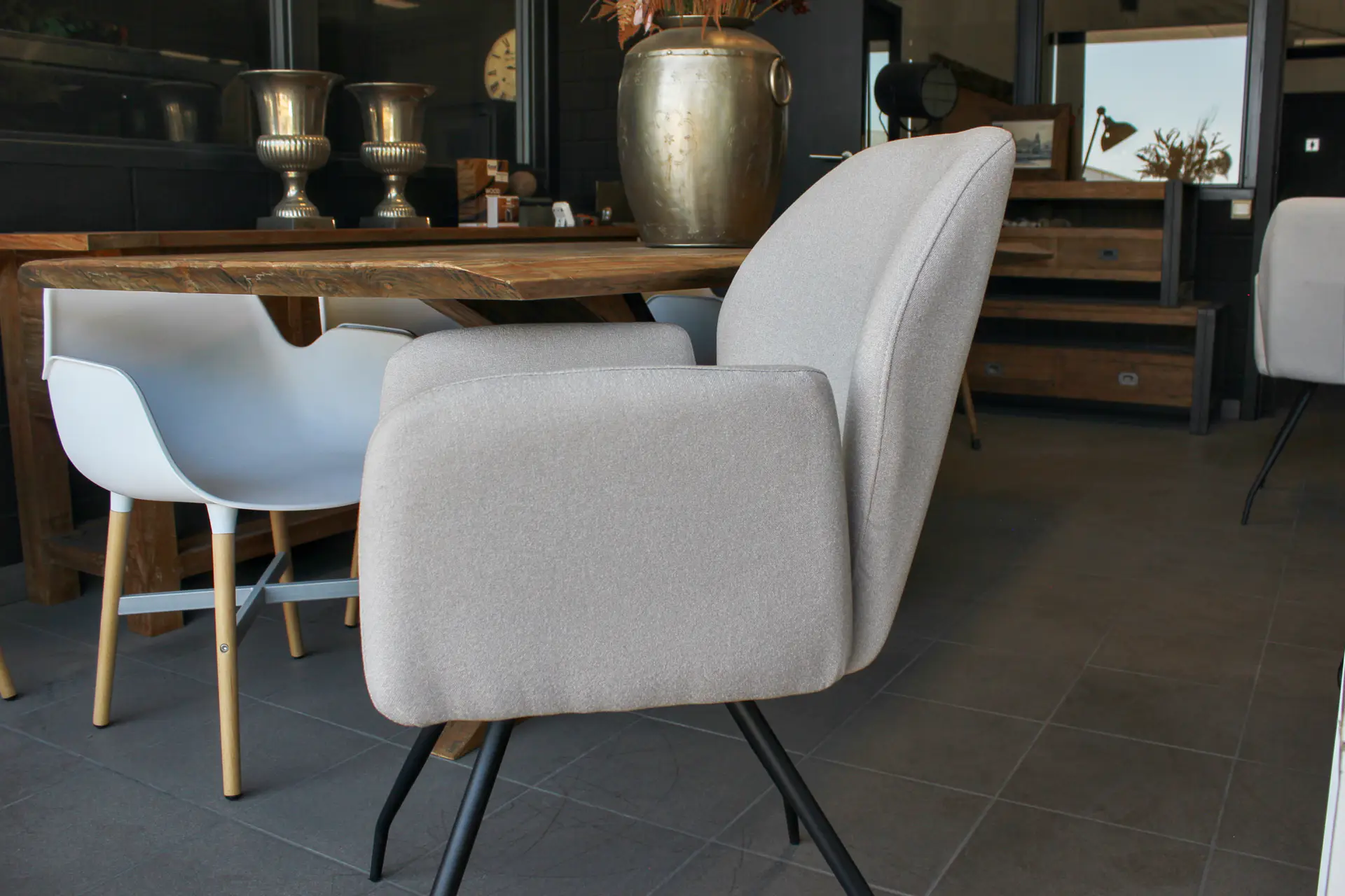 Scandic Arm POL | comfortable chair, Scandinavian look Luxurious and comfortable chair with a modern Scandinavian look. Sturdy dining chair and durable armchair made of recycled polyester - TEAK2.