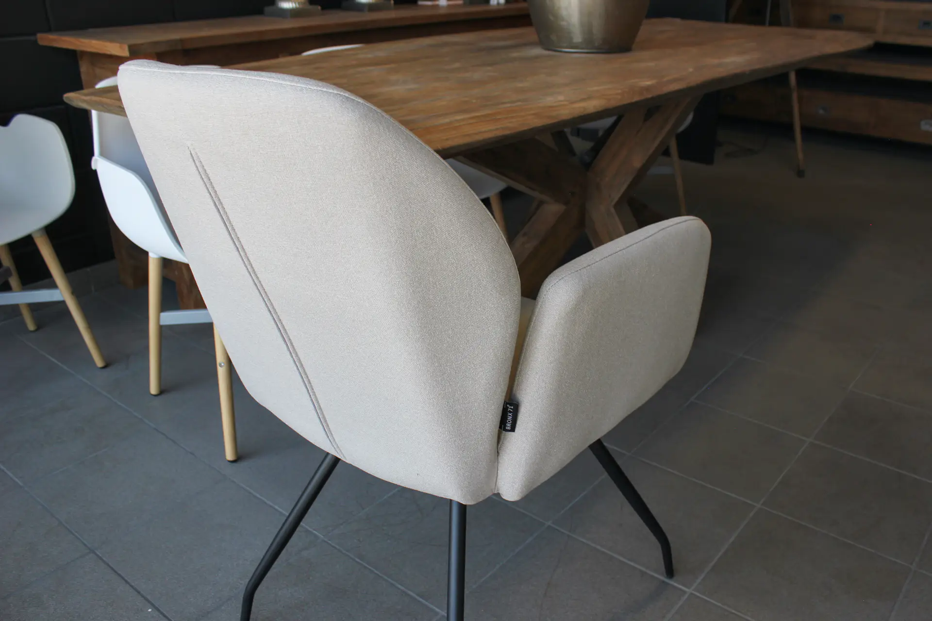 Scandic Arm POL | comfortable chair, Scandinavian look Luxurious and comfortable chair with a modern Scandinavian look. Sturdy dining chair and durable armchair made of recycled polyester - TEAK2.