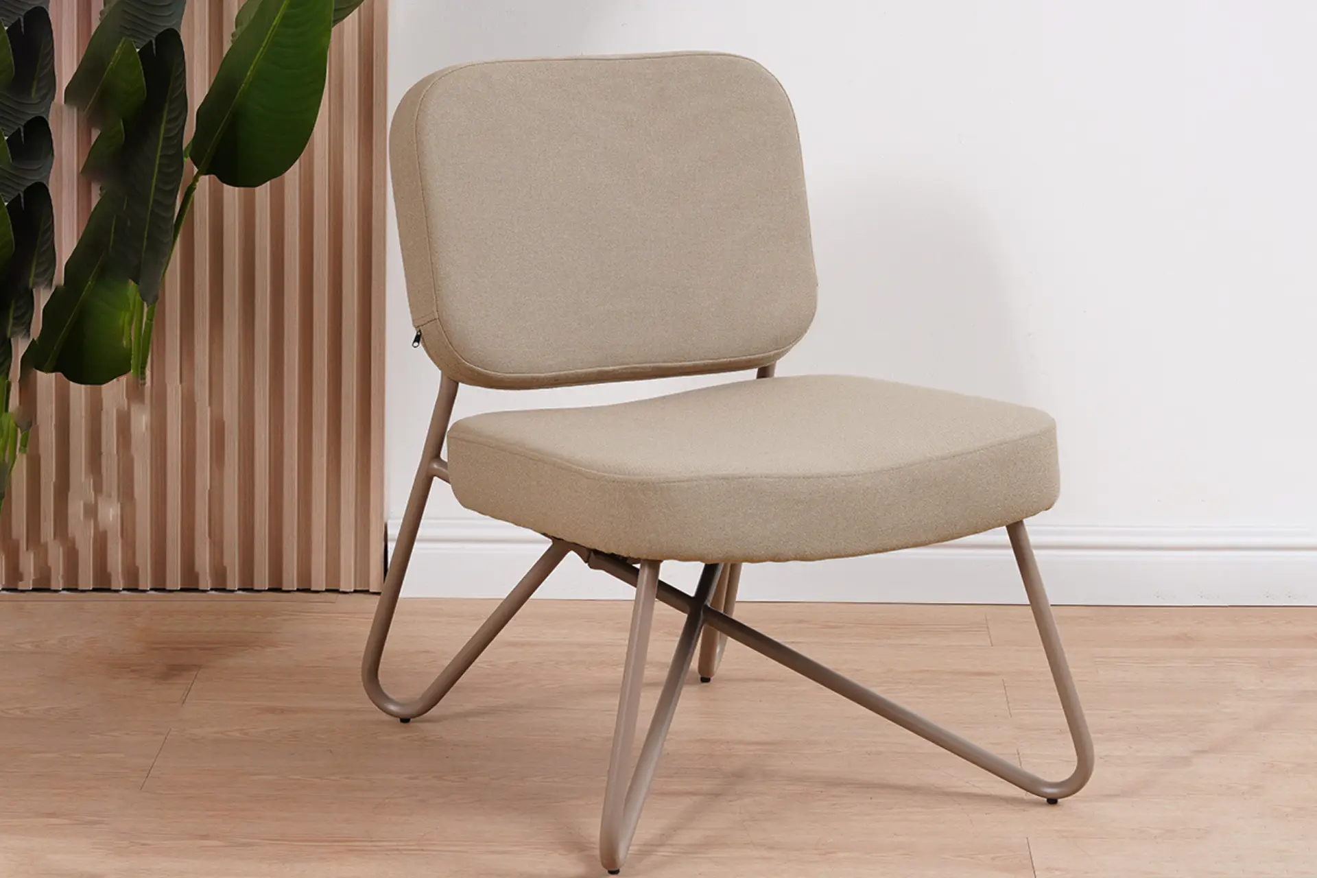 Sikut POL | kleiner Luxussessel aus Polyestergewebe mit Metall Kleiner Luxussessel aus Polyestergewebe mit Metallgestell. Luxuriöser Loungesessel, nachhaltig recycelte Plastikflaschen – TEAK2.