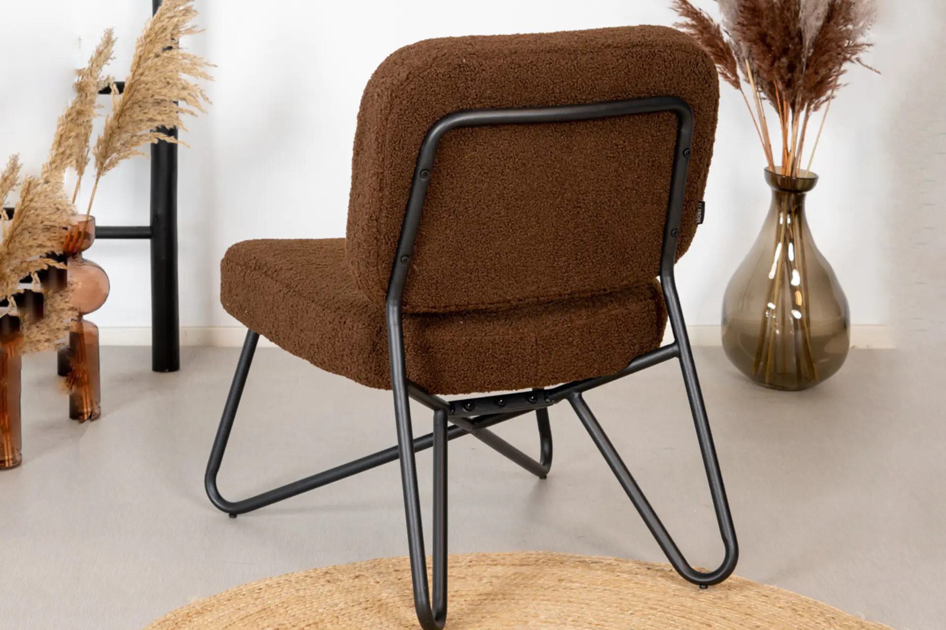 Sikut Teddy | luxuriöser kleiner Sessel aus weichem Teddy-Stoff mit Metall Luxuriöser kleiner Sessel aus weichem Plüsch mit Metall. Niedriger Design-Sessel mit farbenfroher Struktur. Niedriger Loungesessel für Restaurants, Büros oder Wohnzimmer.