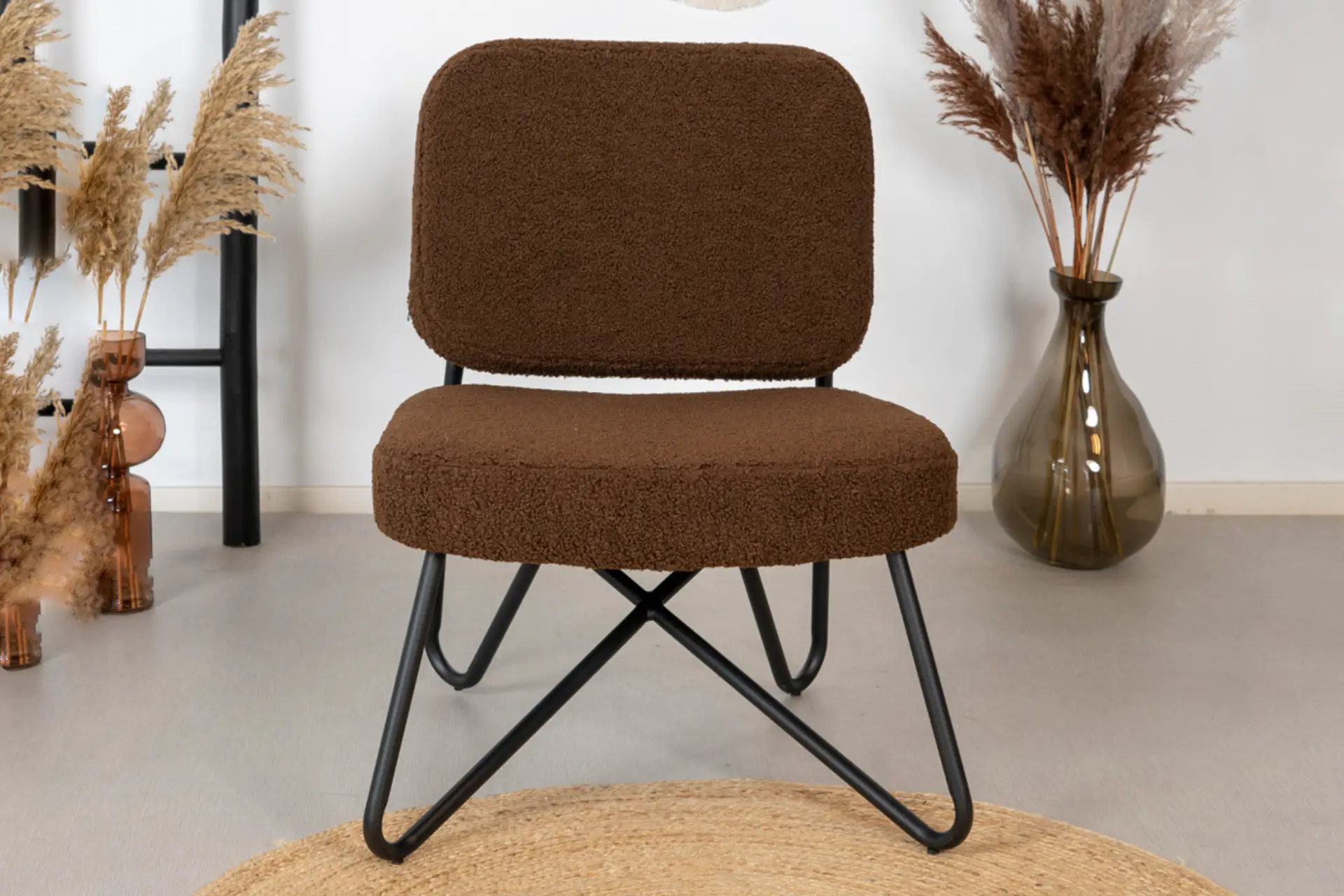 Sikut Teddy | luxuriöser kleiner Sessel aus weichem Teddy-Stoff mit Metall Luxuriöser kleiner Sessel aus weichem Plüsch mit Metall. Niedriger Design-Sessel mit farbenfroher Struktur. Niedriger Loungesessel für Restaurants, Büros oder Wohnzimmer.